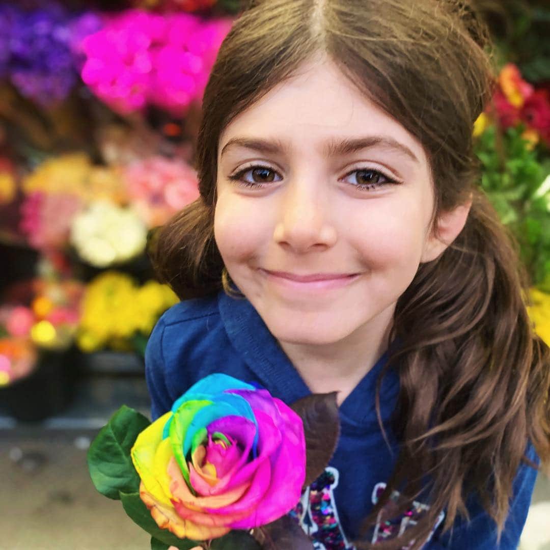 Ilana Wilesさんのインスタグラム写真 - (Ilana WilesInstagram)「Mazzy hasn’t found a unicorn yet, but did she did find a rainbow rose! Had to venture all the way to the corner bodega to discover this bit of black magic. Think it grows naturally that way? 🤪🌈🌹」5月3日 11時01分 - mommyshorts