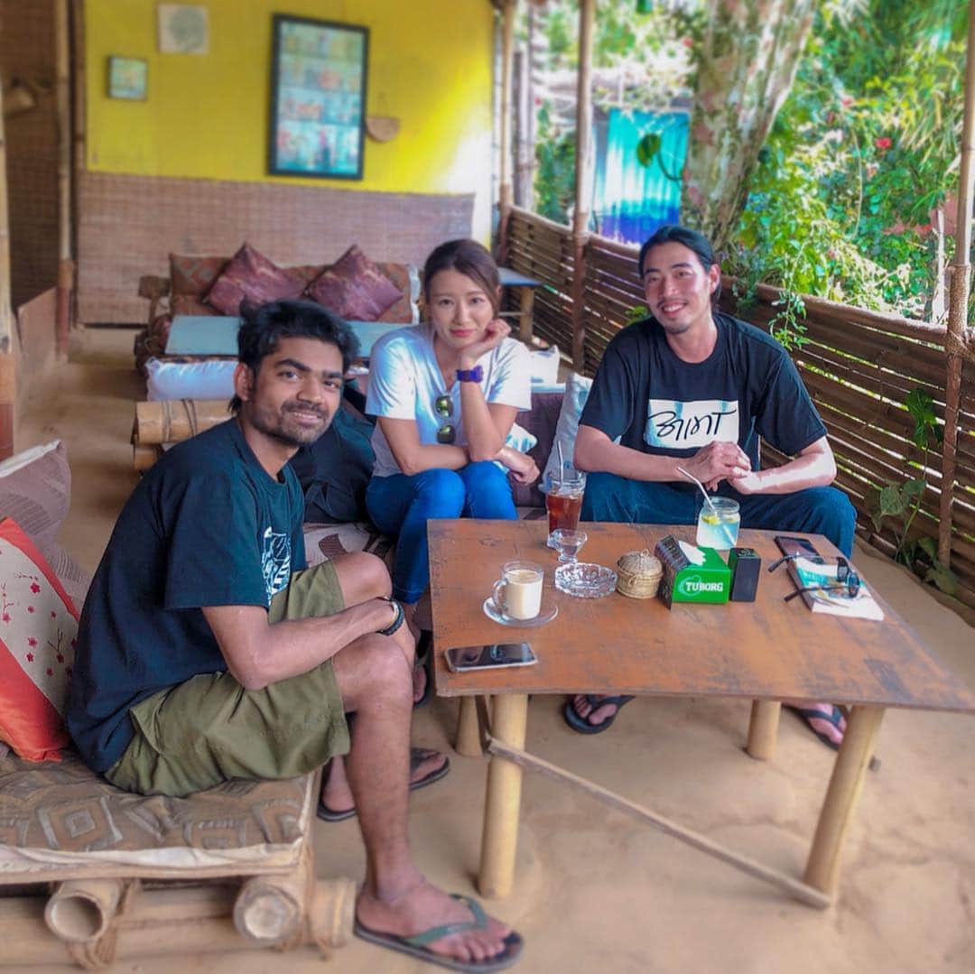彩海のインスタグラム：「. . In Nepal 🇳🇵 Kathmandu >>> Pokhara  カトマンズ >>> ポカラ . . 出会いと再会の街ポカラ！ . . ポカラへ移動する前日に カトマンズでInstagramを投稿していたら、 その投稿をみて、 3年前バラナシ(インド🇮🇳)で出会った インド人のRobit (ロイ)が連絡してきた！ 俺もポカラにいるよ！ 再会しよう！って。 . インドで出会った友達が 同じタイミングでネパールのポカラにいる… もう、驚愕のタイミングwww . . そして、翌日たまたま出会った 日本人のRYUと話をしていると あるインド人の友達がポカラに来てるから 4年ぶりに再会するとのこと… . . ま、まさか…笑 そのインド人てロイっていう名前？っていう会話から… まさかの同一人物と彼も4年前バラナシで会い、 RYUとロイが友達だということが判明。 . . え、もう怖いレベルじゃないですか！ このタイミングと出会い方ww . . 出会うべくして出会う人と 再会すべくして再会する人。 決まってるのかもな〜って なんか不思議なものを感じた。 . . . ってわけで ネパールの田舎ポカラで3人が再会を果たしたわけです。 驚愕。 . 長いことさまざまな場所に行ってると 世界中で誰かと繋がる、なにこれ。楽しい！ . . ポカラは本当にいいところで 埃もクラクションも無くて 湖と山に囲まれた静かな場所で 私は到着したその日からポカラが大好きになりました！ . . . . #nepal #nepal🇳🇵 #nepaliactress #worldtravel #worldtraveler #pokharanepal #pokhara #nepalisbeautiful  #インド人#日本人#一人旅#タビジョ#女子旅#バックパッカー女子 #バックパッカー1人旅 #バックパッカー  #バックパッカー役員」