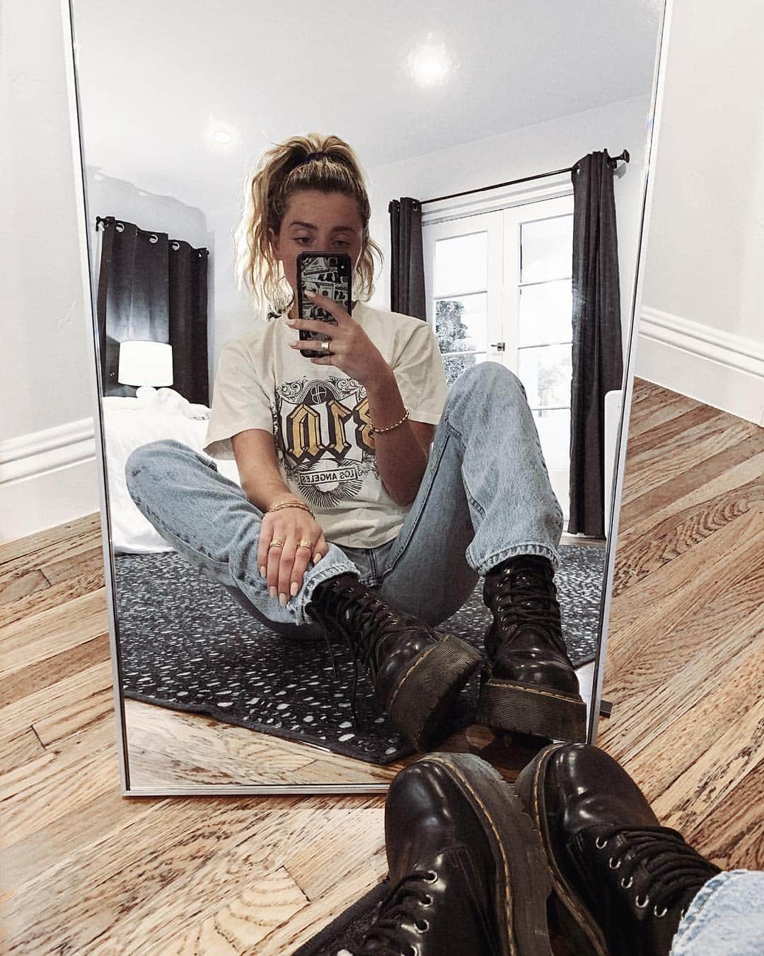 のインスタグラム：「I was going to say casual Friday until my boyfriend informed me it is currently Thursday」