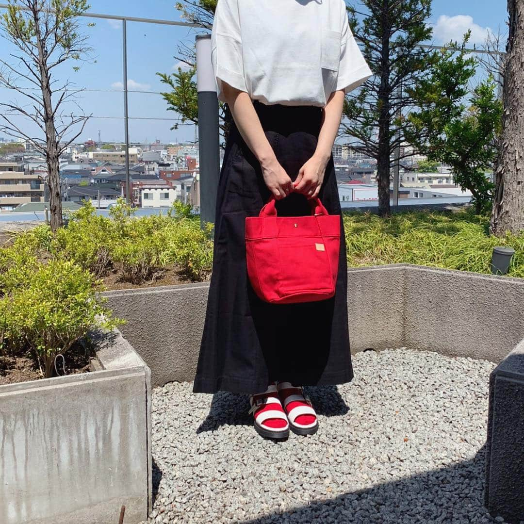 シャンブルオフィシャルさんのインスタグラム写真 - (シャンブルオフィシャルInstagram)「＊ 半袖の出番がやってきました🌞 Tシャツは綿100％で生地がしっかりしているので、 透け感が苦手な方にもおすすめです🎈 . ロングスカートは夏に嬉しい接触冷感素材です。明るいカラーを小物で合わせると可愛いですよ。 . /Brand：Mushroom プルオーバー 2,900円 （571-0326他） サンダル　2,900円 （661-0139他） . /Brand:tsukuru&Lin スカート　2,900円 （574-0744他） バッグ　3,900円 （626-1935） #chambre #シャンブル #マッシュルーム #mushroom #tsukuruandlin #ツクルアンドリン #ナチュラル #コーディネート  #ナチュラルコーデ #大人ナチュラル 店舗によって在庫が異なります。 売り切れの場合はご容赦下さい。」5月3日 11時00分 - grchambre