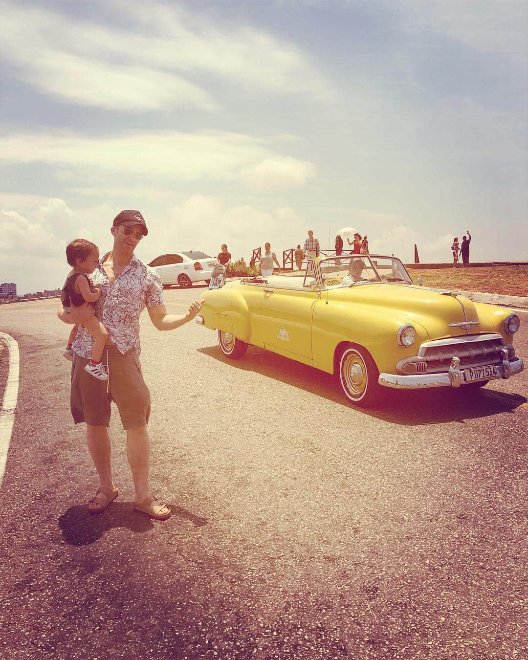 マシュー・モリソンさんのインスタグラム写真 - (マシュー・モリソンInstagram)「Impromptu trip to Cuba for the weekend. Did not disappoint. This country has seen hard times (and they are preparing for some more ahead), but the beautiful people there have a pride that is so refreshing.  Tourism means everything to them, so check it out while you still can! Thank you @eliclarkdavis and @love.radha for taking us back in time! And @gardenshavana for the beautiful apartment!」5月3日 11時10分 - matthewmorrison