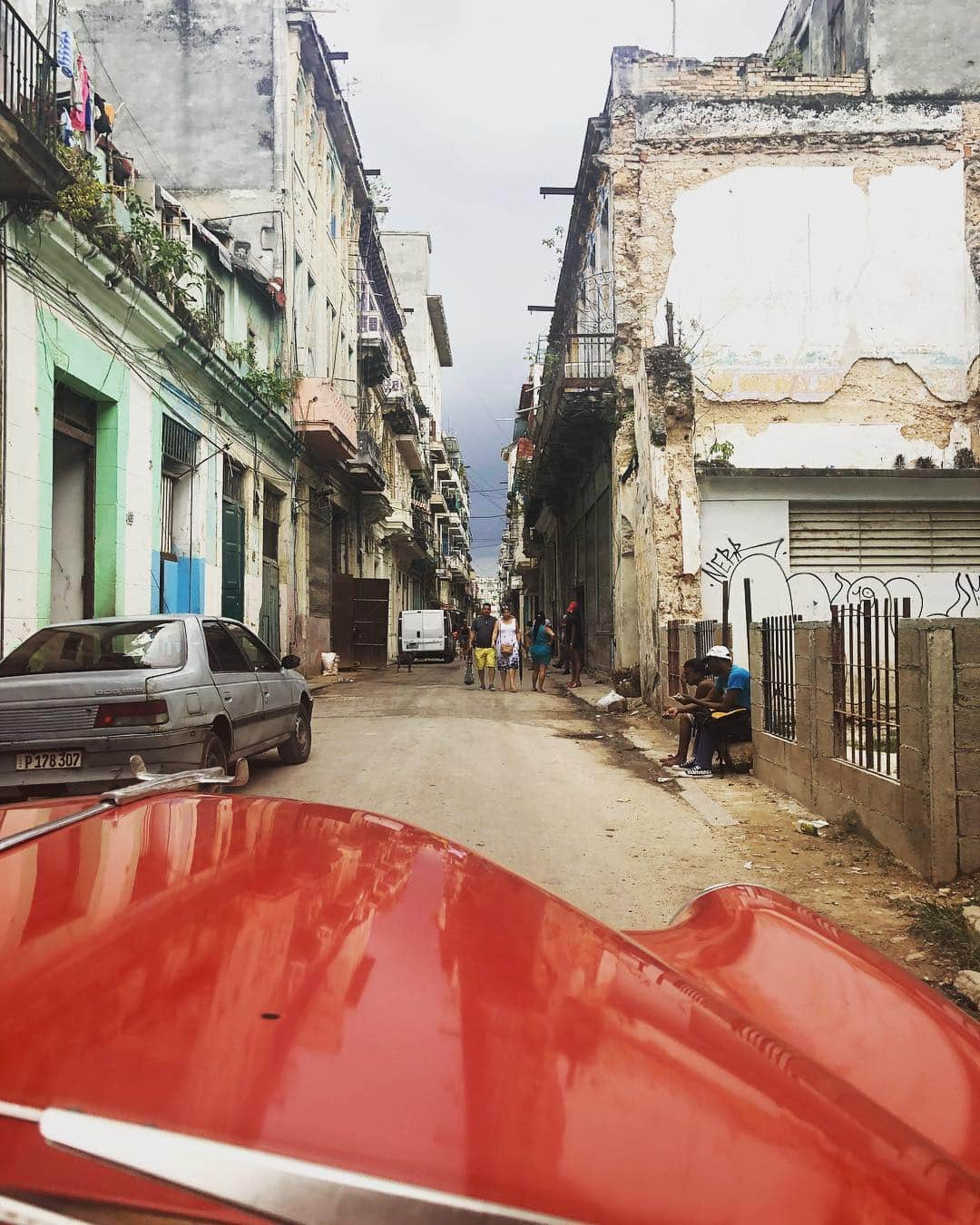 マシュー・モリソンさんのインスタグラム写真 - (マシュー・モリソンInstagram)「Impromptu trip to Cuba for the weekend. Did not disappoint. This country has seen hard times (and they are preparing for some more ahead), but the beautiful people there have a pride that is so refreshing.  Tourism means everything to them, so check it out while you still can! Thank you @eliclarkdavis and @love.radha for taking us back in time! And @gardenshavana for the beautiful apartment!」5月3日 11時10分 - matthewmorrison