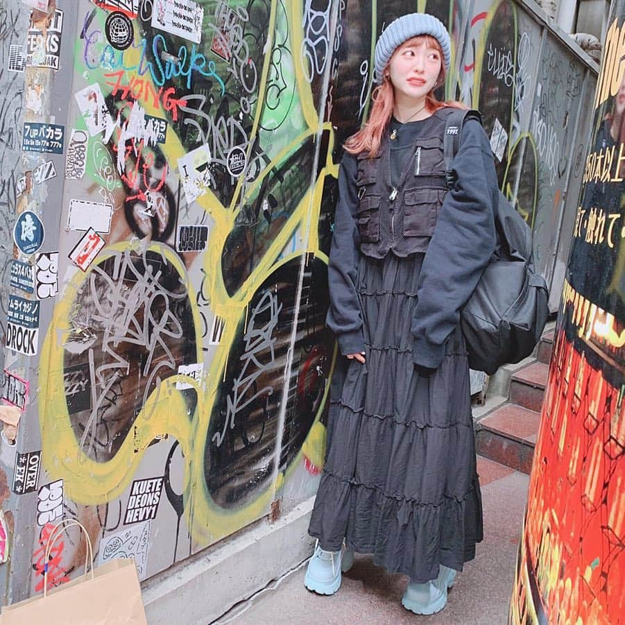 吉田菫さんのインスタグラム写真 - (吉田菫Instagram)「. . GWいかがお過ごしでしょうか👨‍👩‍👧‍👦🎒🧢👟💕 . 私はどんなに毎日疲れていても寝る前に映画を1本か、アニメを何話か観ます◎ 最近は中学ぶりにとらドラ!みてやっぱり最高だなぁとおもったよ。盛るぜ〜ちょ〜盛るぜ〜⤴︎⤴︎ . あとはHUNTER×HUNTERも観てるけど今止まってしまってる😢 あとデュラララ!!も見始めた(遅い) 割と色々みてるけど久々に大人になって観ると感じ方が違うなぁ、、 みんなのおすすめしりたいです🐯♥️ . 私は子供の頃はGWに釣りに行くのが恒例でした🎣 . 今日は大阪でライブ！野外〜！楽しみ♡大阪野外音楽堂で会おう🐙🎪 . #すぅ服」5月3日 11時04分 - sumiredooon1228