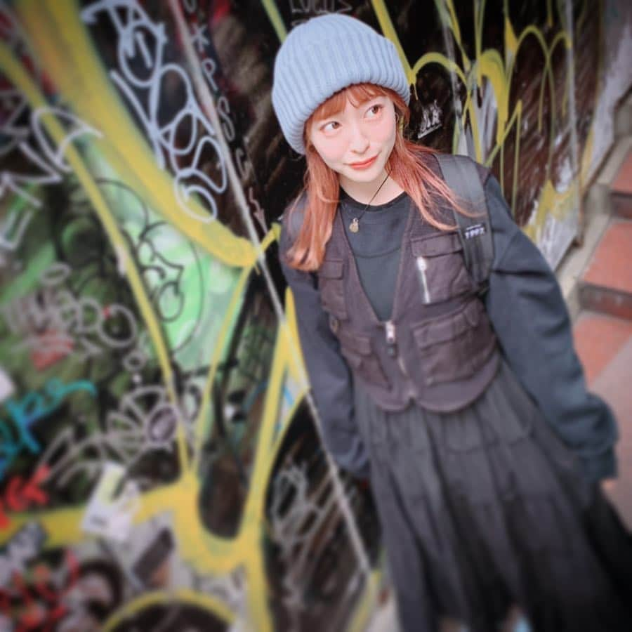 吉田菫さんのインスタグラム写真 - (吉田菫Instagram)「. . GWいかがお過ごしでしょうか👨‍👩‍👧‍👦🎒🧢👟💕 . 私はどんなに毎日疲れていても寝る前に映画を1本か、アニメを何話か観ます◎ 最近は中学ぶりにとらドラ!みてやっぱり最高だなぁとおもったよ。盛るぜ〜ちょ〜盛るぜ〜⤴︎⤴︎ . あとはHUNTER×HUNTERも観てるけど今止まってしまってる😢 あとデュラララ!!も見始めた(遅い) 割と色々みてるけど久々に大人になって観ると感じ方が違うなぁ、、 みんなのおすすめしりたいです🐯♥️ . 私は子供の頃はGWに釣りに行くのが恒例でした🎣 . 今日は大阪でライブ！野外〜！楽しみ♡大阪野外音楽堂で会おう🐙🎪 . #すぅ服」5月3日 11時04分 - sumiredooon1228