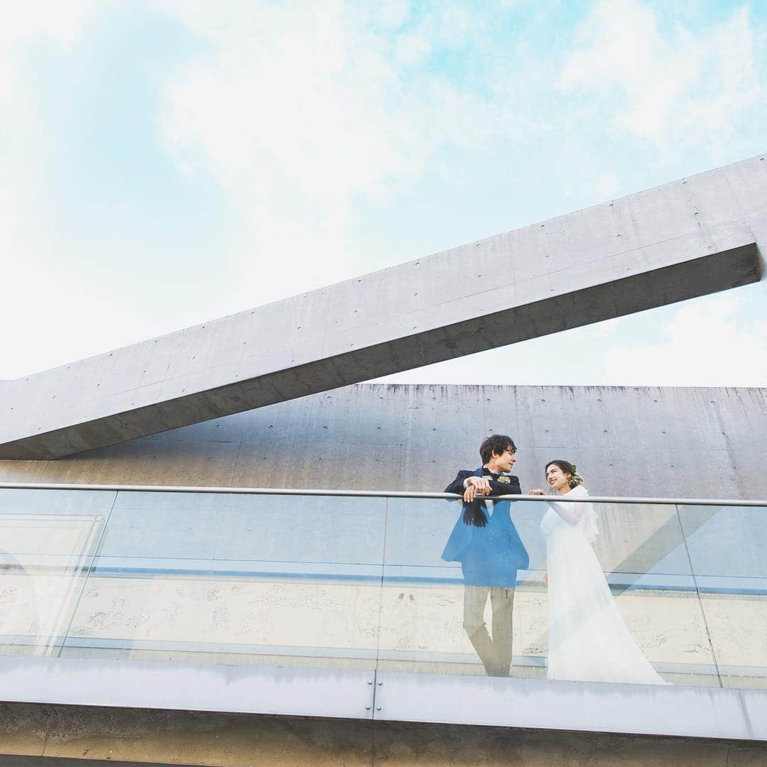 CLAIREのインスタグラム：「澄み渡る青空と洗練され計算された建築物と。 ・ ロケーション撮影は、その日、その瞬間、お2人にしかない世界で唯一の写真を残せます。 ・ 晴れでも曇りでも、雨でも全部が愛しい思い出の時間です。 ・ @clairebridalstudio」