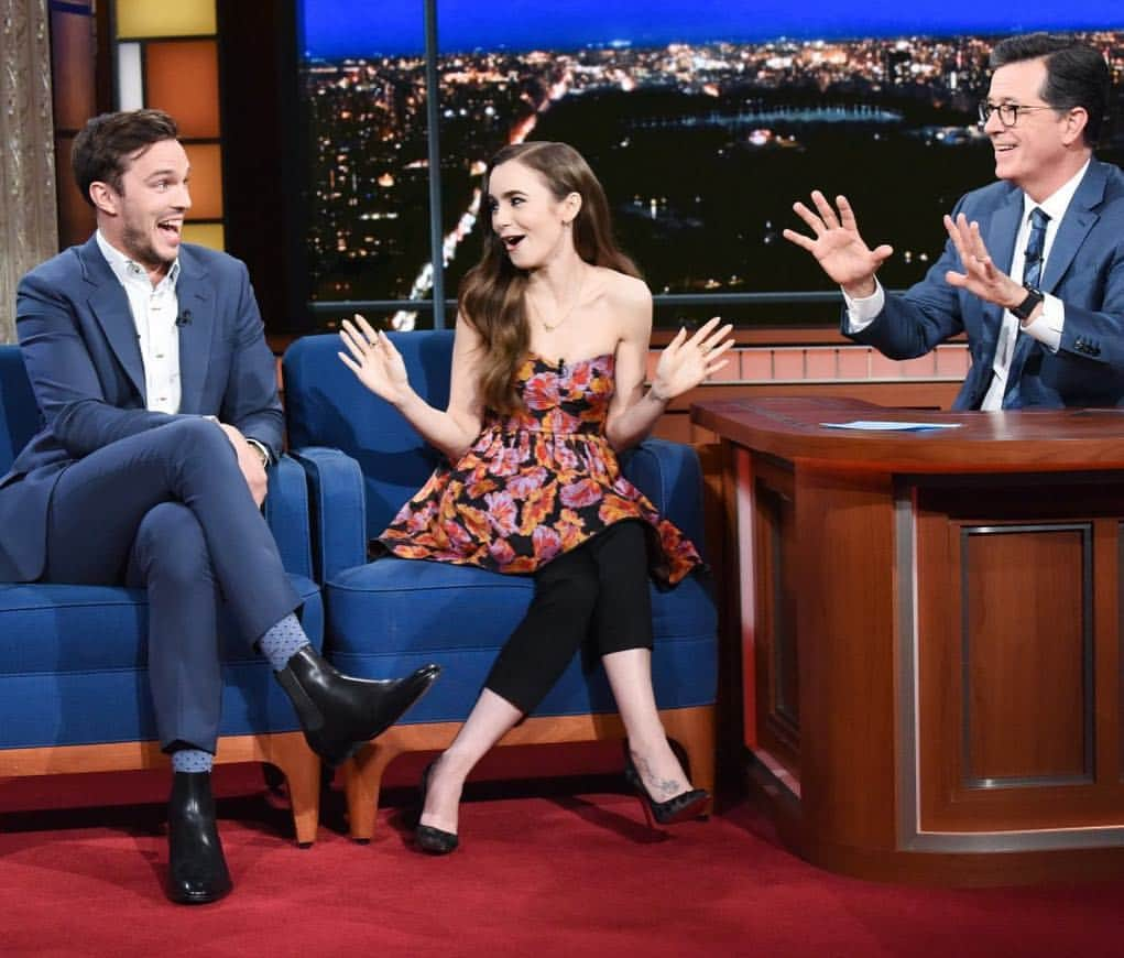 リリー・コリンズさんのインスタグラム写真 - (リリー・コリンズInstagram)「Getting into a deep (and super animated) conversation about @tolkienmovie with these two tonight on @colbertlateshow! If you want to be one of the first to see our new movie Tolkien at a special advance screening on May 7... followed by a live streamed Q&A moderated by @stephenathome with @nicholashoult, director #DomeKarukoski, and myself... check out the link in my bio for tickets!!...」5月3日 11時14分 - lilyjcollins