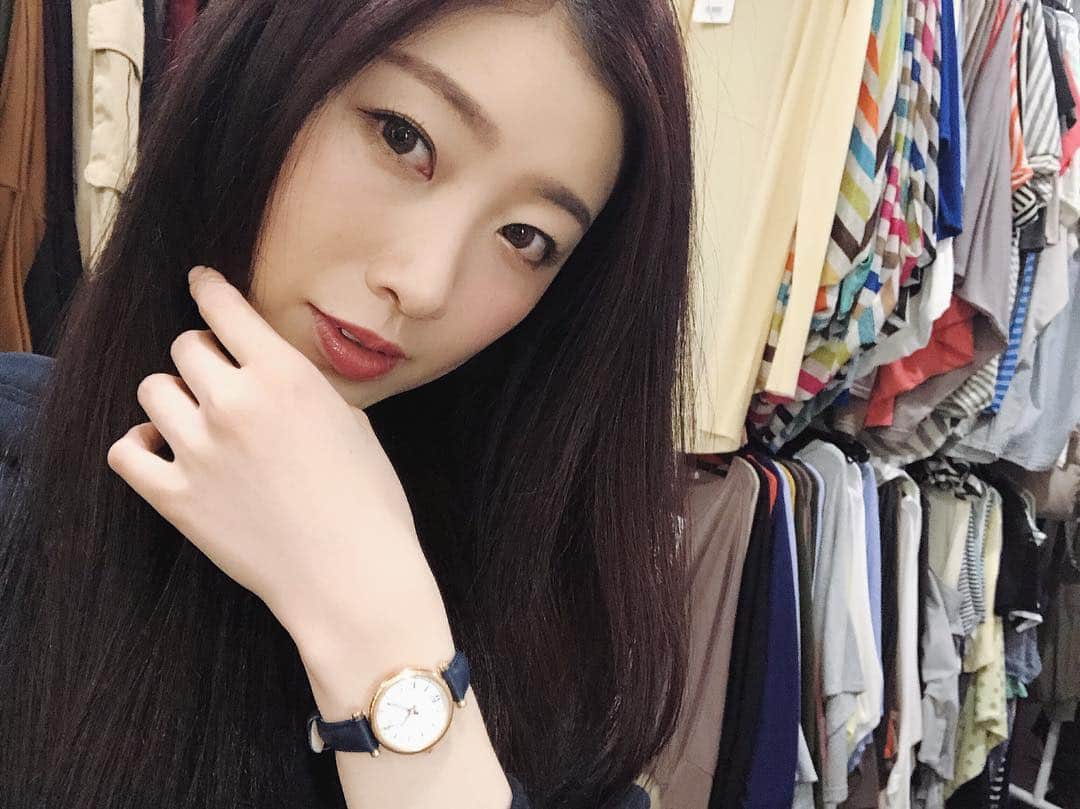 のインスタグラム：「. . 最近、ストレートヘアでの撮影も増えてきて。 色々な私を見てもらっているようで、なんだか嬉しい☺️🌸 . #hairmake#hairstyle#makeup#shooting#自撮り#fossil#fossilstyle#pr#フォッシル#フォッシル心斎橋店#fashion . . ⌚️/ @fossil . この子、いいサイズ感で最近連れ出すことが多い。 . #model#モデル#和装モデル#webモデル#関西モデル#手タレ#パーツモデル#フリーランス#福井千佳#chika_fukui#インフルエンサー#美容#style#おしゃれさんと繋がりたい#selfie#ヘアカラー#サロモ#handmadeaccessory#ハンドメイドアクセサリー」