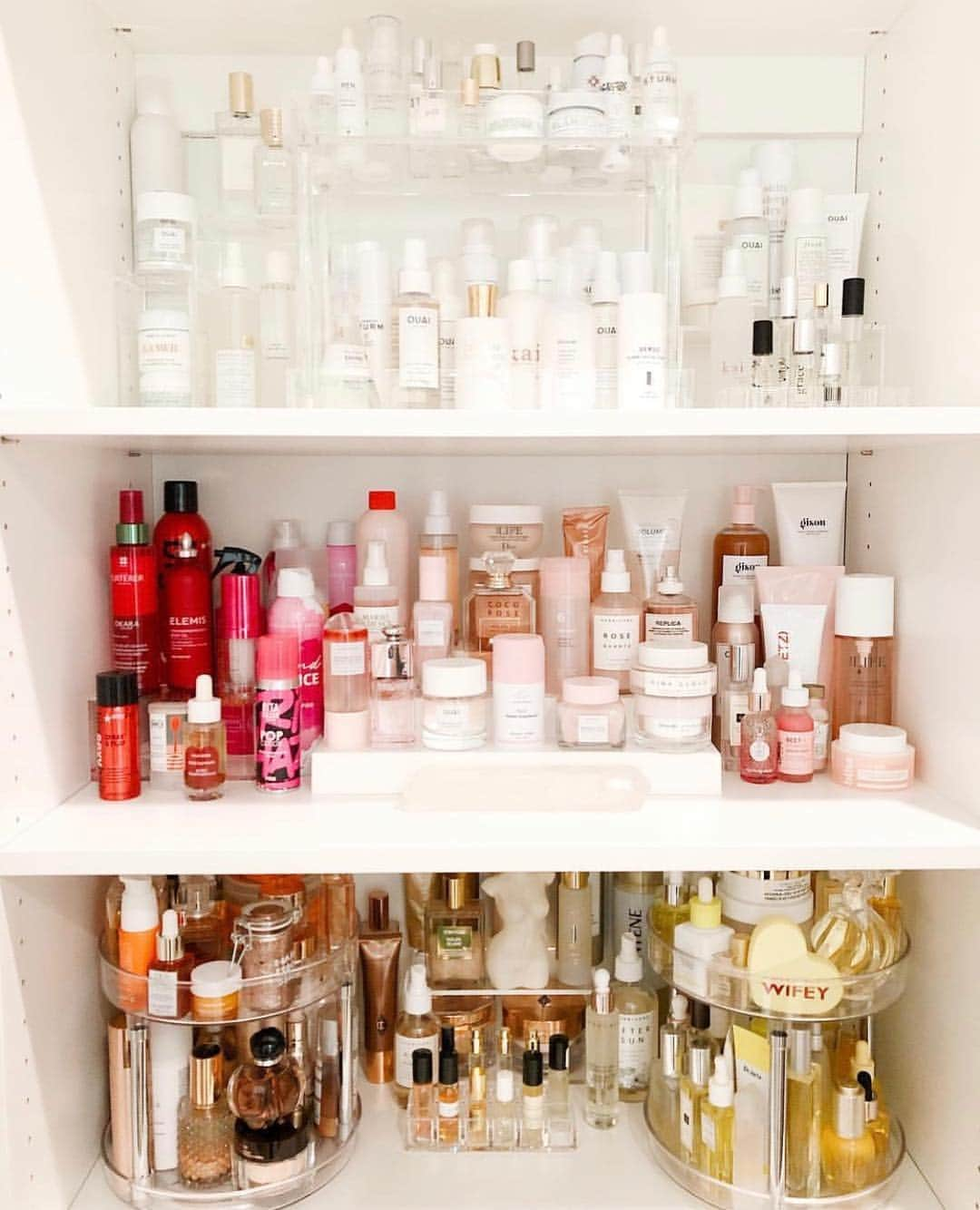 Cosmopolitanさんのインスタグラム写真 - (CosmopolitanInstagram)「You know what’s extremely satisfying? @jenatkinhair’s organized as f*ck beauty supplies 💯🙏 Sweet dreams!  #rg @riorganize」5月3日 11時25分 - cosmopolitan