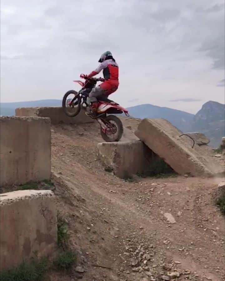のインスタグラム：「What keeps motorbike warrior @laiasanz_85 moving forward? Simply having a good time.  #motorsport #redbullmotorsports #motorbike #hardenduro」