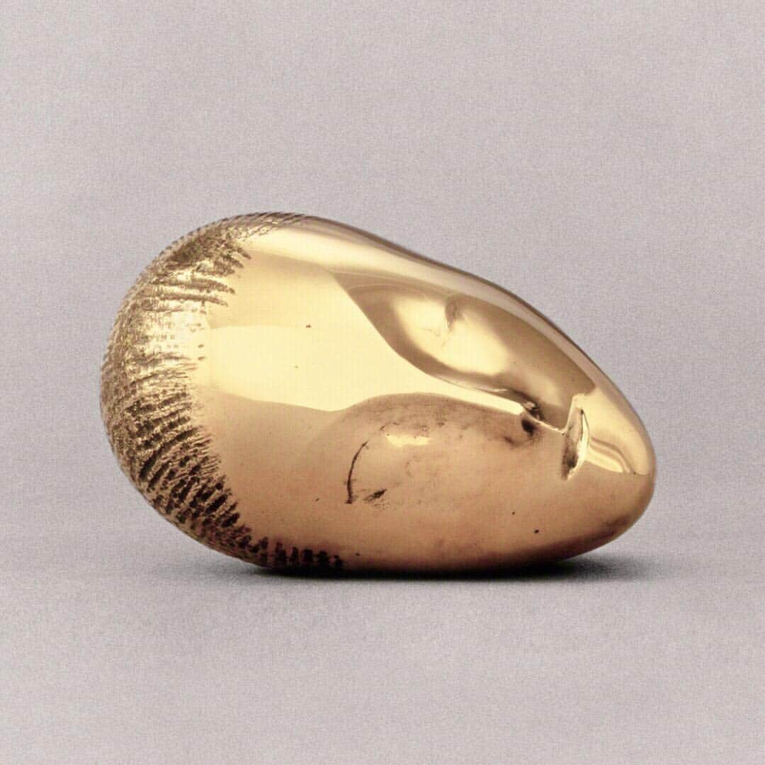 Cynthia Sakaiのインスタグラム：「“Simplicity is complexity resolved.“ — Gorgeous words and sculpture by Constantin Brancusi | Sleeping Muse II, 1923」