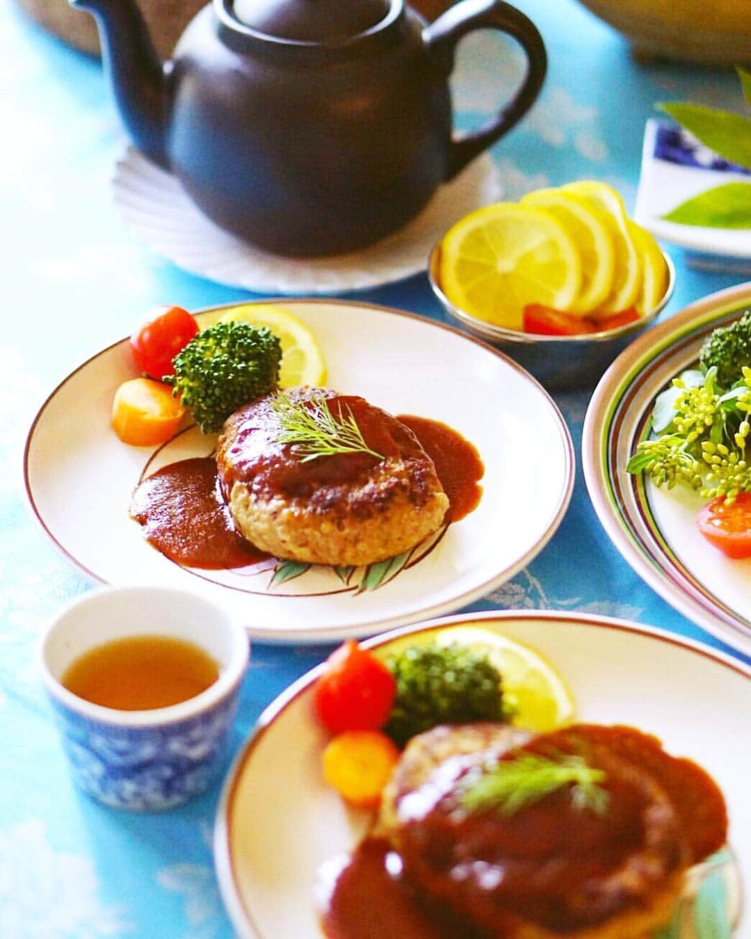 amiさんのインスタグラム写真 - (amiInstagram)「． Lunch time at home ． 先日の好きなもの尽くしの おうちごはん♡中華風の コーディネートにしてみました❤️ ． ✳︎ハンバーグ ✳︎シュウマイ ✳︎にらまんじゅう ✳︎ミニ春巻き ✳︎ちまき ． 全てシュガーレディ @sugarlady_official さんで 揃えました♡ ． お肉は @sugarlady_official  の 奇跡のブランド #シュガーミート のは、遺伝子組換え穀物不使用で 安全な飼育プログラムを徹底して 生産されています♡ ． ちまきは大好きで 常にリピートしています🥺🌷 ． 安全安心へのこだわりがすごい ので、子供にも安心して 食べてもらえます💕 ． どれも簡単調理なので 忙しいママさんにも😊 ． ご馳走さまでした🙏 ． ． ． #シュガーレディ#sugarlady#安心安全 #冷凍食品#オスミックトマト#トマトが好きになる魔法#シュガービーフ#シュガーレディ#sugarlady#PR#シュガーミート#シュガーチキン#シュガービーフ#シュガーポーク#安心安全#冷凍食品#クッキング#料理#cooking#花のある幸せごはん#テーブルコーディネート」5月3日 11時31分 - amikuma1219