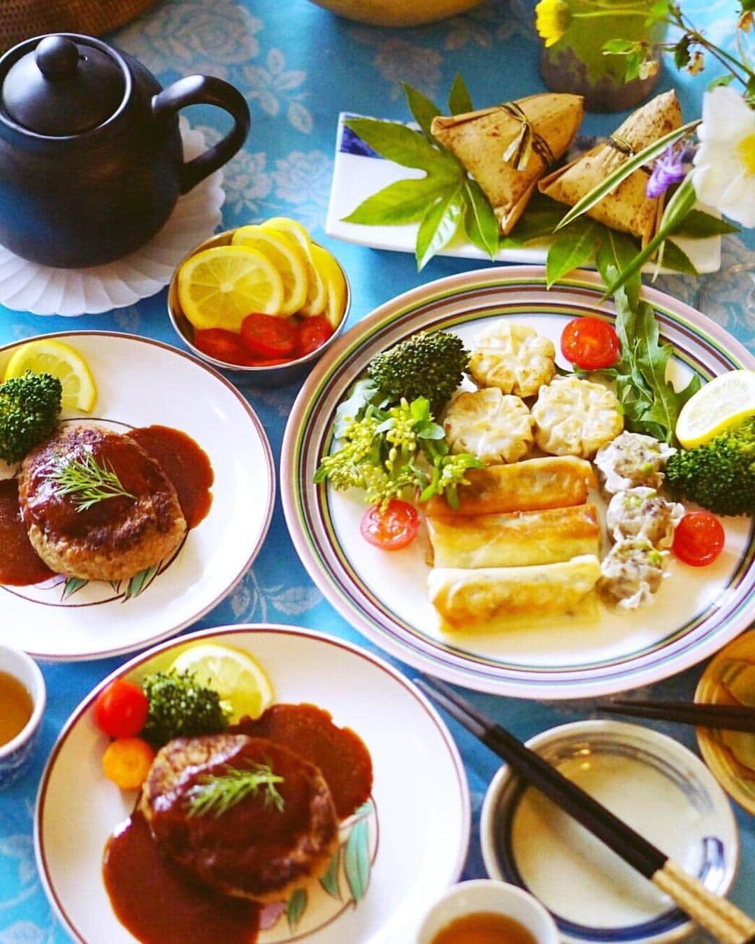 amiさんのインスタグラム写真 - (amiInstagram)「． Lunch time at home ． 先日の好きなもの尽くしの おうちごはん♡中華風の コーディネートにしてみました❤️ ． ✳︎ハンバーグ ✳︎シュウマイ ✳︎にらまんじゅう ✳︎ミニ春巻き ✳︎ちまき ． 全てシュガーレディ @sugarlady_official さんで 揃えました♡ ． お肉は @sugarlady_official  の 奇跡のブランド #シュガーミート のは、遺伝子組換え穀物不使用で 安全な飼育プログラムを徹底して 生産されています♡ ． ちまきは大好きで 常にリピートしています🥺🌷 ． 安全安心へのこだわりがすごい ので、子供にも安心して 食べてもらえます💕 ． どれも簡単調理なので 忙しいママさんにも😊 ． ご馳走さまでした🙏 ． ． ． #シュガーレディ#sugarlady#安心安全 #冷凍食品#オスミックトマト#トマトが好きになる魔法#シュガービーフ#シュガーレディ#sugarlady#PR#シュガーミート#シュガーチキン#シュガービーフ#シュガーポーク#安心安全#冷凍食品#クッキング#料理#cooking#花のある幸せごはん#テーブルコーディネート」5月3日 11時31分 - amikuma1219