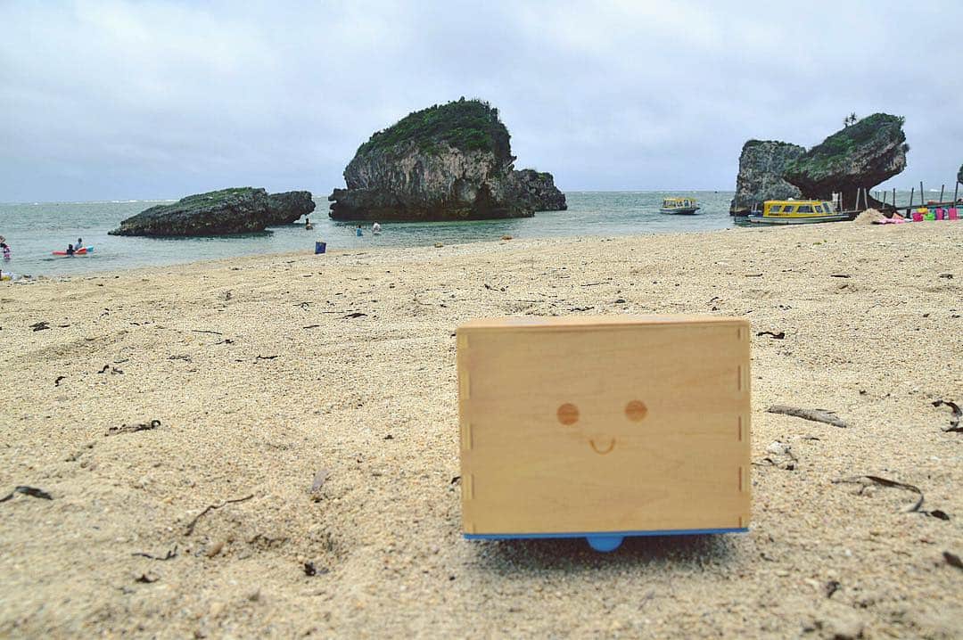 Candlewick Co., Ltd.さんのインスタグラム写真 - (Candlewick Co., Ltd.Instagram)「キュベットのゴールデンウィークの旅行は続いています！スイスアルプスの次に。。沖縄のビーチで遊んでいます！🏝 . . Cubetto’s Golden Week travels continue with a trip to the beach in Okinawa! 😎 . . #candlewickpr #PR商社 #キュベット #cubetto #プリモトイズ #primotoys #primotoysjapan #primotoysjp #primo #programming #coding #プログラミング #教育 #知育 #プログラミングトイ #プログラミング学習 #プログラミング教育 #幼児教育 #プレイセット #playset #helpcubetto #explore #fun #adventure #toys #funtogether #ゴールデンウィーク #goldenweek」5月3日 11時33分 - candlewick_jp
