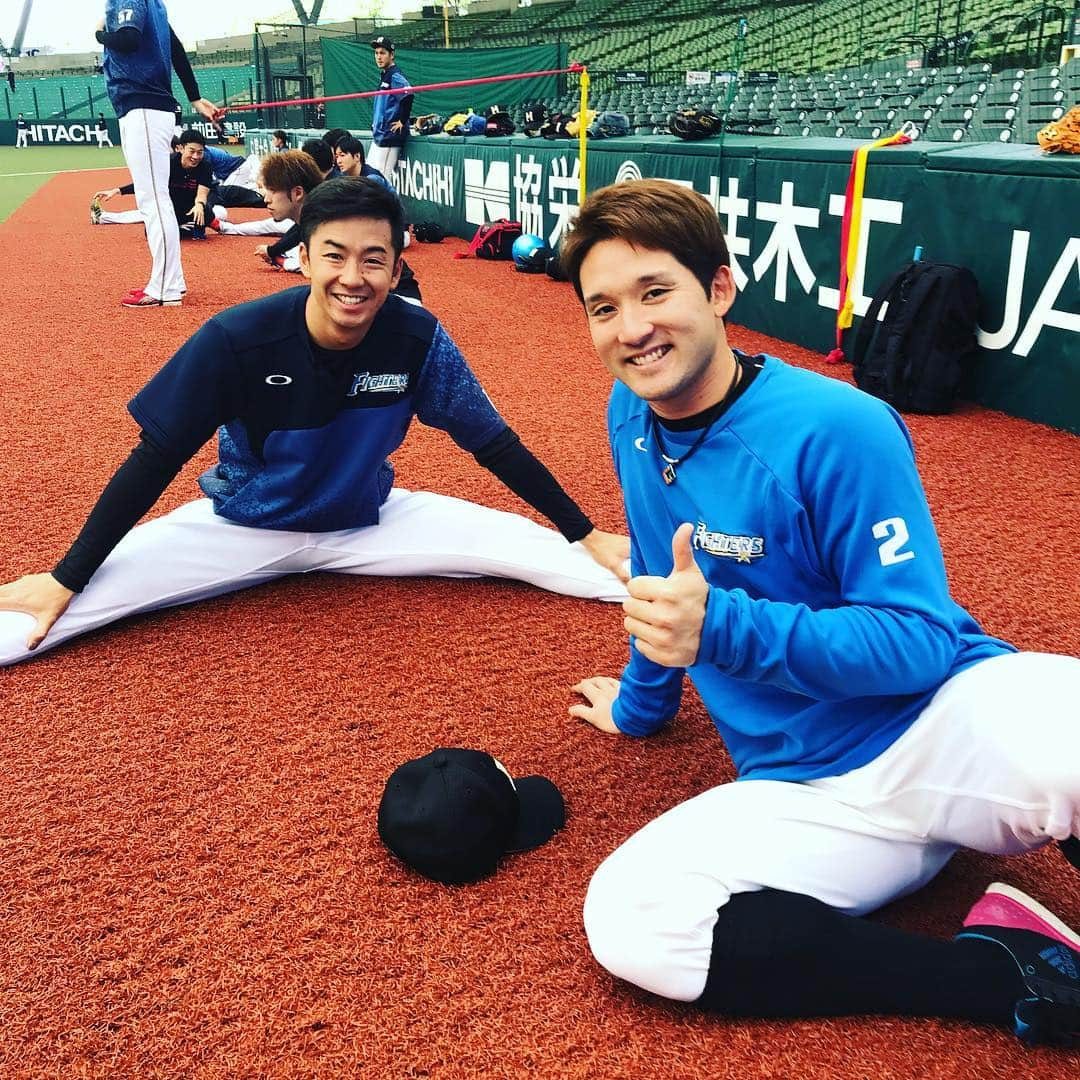 北海道日本ハムファイターズさんのインスタグラム写真 - (北海道日本ハムファイターズInstagram)「仲良しなふたり😊👍⚾️ #lovefighters #飛び出せ新時代 #ナイスピッチング #斎藤佑樹 #元気印 #杉谷拳士」5月3日 11時35分 - fighters_official