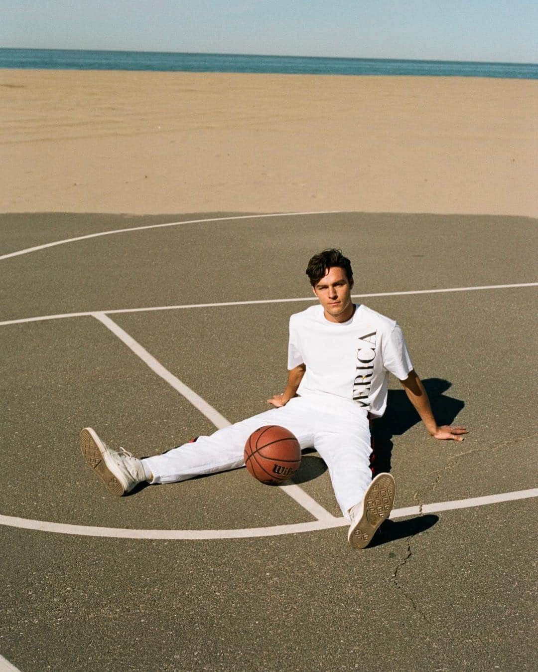ペリーエリスのインスタグラム：「It’s game day, every day. @captainbarto hit the court wearing a track pant and t-shirt from the new #PerryEllisAmerica collection. Tap to shop.」