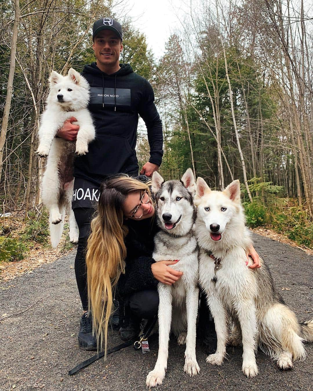 Elisabeth Riouxさんのインスタグラム写真 - (Elisabeth RiouxInstagram)「The wolfpack on a walk even when it’s rainy 🐺 we are not afraid of anything 🤪 so happy to be back with my little family, seeing them on facetime for 2 weeks was way too difficult 🌙 I know we just moved in our new house but we are currently thinking about moving even farther in the forest to be really isolated, maybe changing province ? Alberta ? Ontario ? Let’s see what the future has for us ✨ ps: @bryan_mcormick is always making the same typical family photo smile on every pictures and that’s so funny and cute, i love you 😂😍❤️」5月3日 2時36分 - elisabethrioux