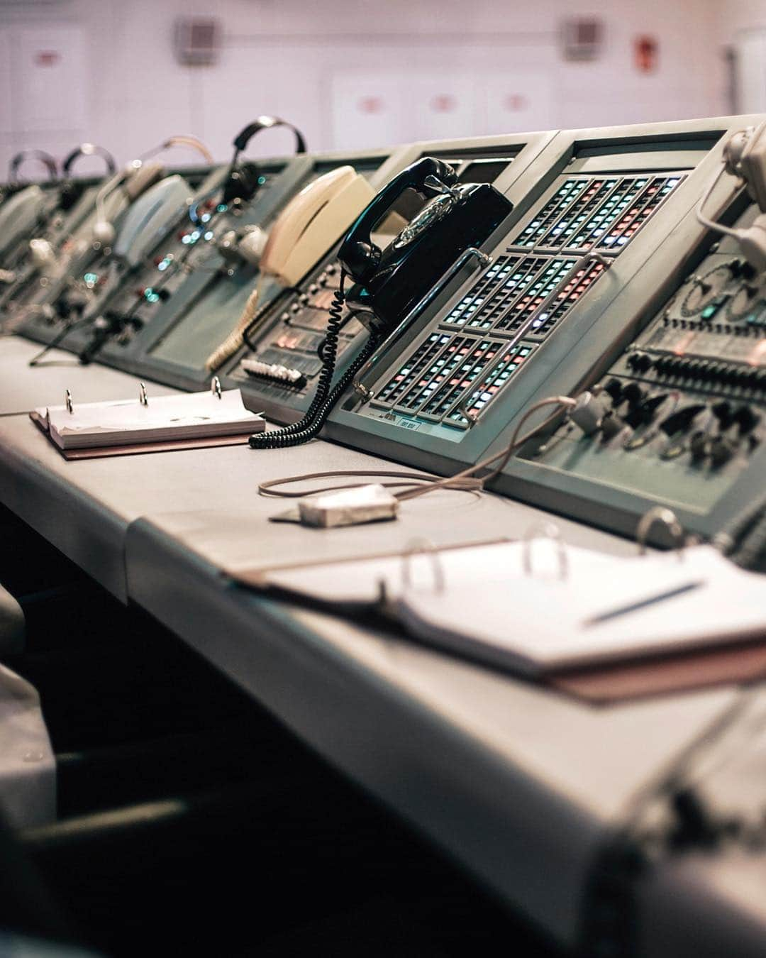 オメガさんのインスタグラム写真 - (オメガInstagram)「#Moonwatch Rumble and roar! Inside the Firing Room at Kennedy Space Center.」5月3日 2時39分 - omega