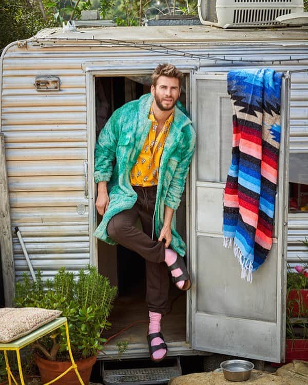 カーター・スミスのインスタグラム：「Oh Hi. @liamhemsworth somewhere in Topanga for @gqaustralia. This was SUCH a fun day. Liam was 100% up for whatever @atvottero and I wanted to put him in - and I know I wasn’t the only one lusting after this @theelderstatesman bathrobe (I think I’ve maybe worn a bathrobe twice in my entire life). Maybe it’s more of a looooong cardigan?」