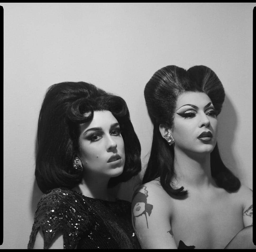 アリー・エックスのインスタグラム：「I did a creative shoot with some of my favs. In print in @gaytimes now! ⁣⁣ ⁣⁣ Styled by and starring @violetchachki 👯‍♀️⁣⁣ Photography 📸 @jacobbix ⁣⁣ Makeup 💄 @gottmik ⁣⁣ Hair 💇🏻‍♀️ @dustinnbakerr ⁣⁣ Assistant 😂 @troyesivan」
