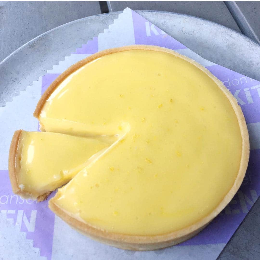 DOMINIQUE ANSEL BAKERYさんのインスタグラム写真 - (DOMINIQUE ANSEL BAKERYInstagram)「Our made-to-order Lemon Yuzu Butter Tart at @dominiqueanselkitchen, with lemon yuzu curd blended with softened butter in a milkshake maker until it’s smooth and silky, poured into a delicate vanilla sablé tart shell the moment before it’s served and topped with grated lemon zest to finish. Perfection. 🍋 #TimeIsAnIngredient #DominiqueAnselKitchen #WestVillage」5月3日 2時47分 - dominiqueansel