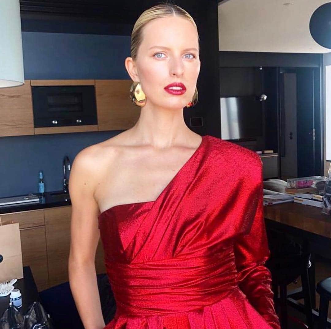 のインスタグラム：「Ultra glamourous in red. The beautiful @karolinakurkova looked radiant in Paule Ka for the @aboutyoude awards in Munich, styled by @saschagaugel. - Ultra glamour en rouge vibrant... la fabuleuse @karolinakurkova était sublime en Paule Ka pour les @aboutyoude awards à Munich. Stylisme @saschagaugel ❤️ #regram #pauleka #eveningwear #red #fabulousinred #jumpsuit」