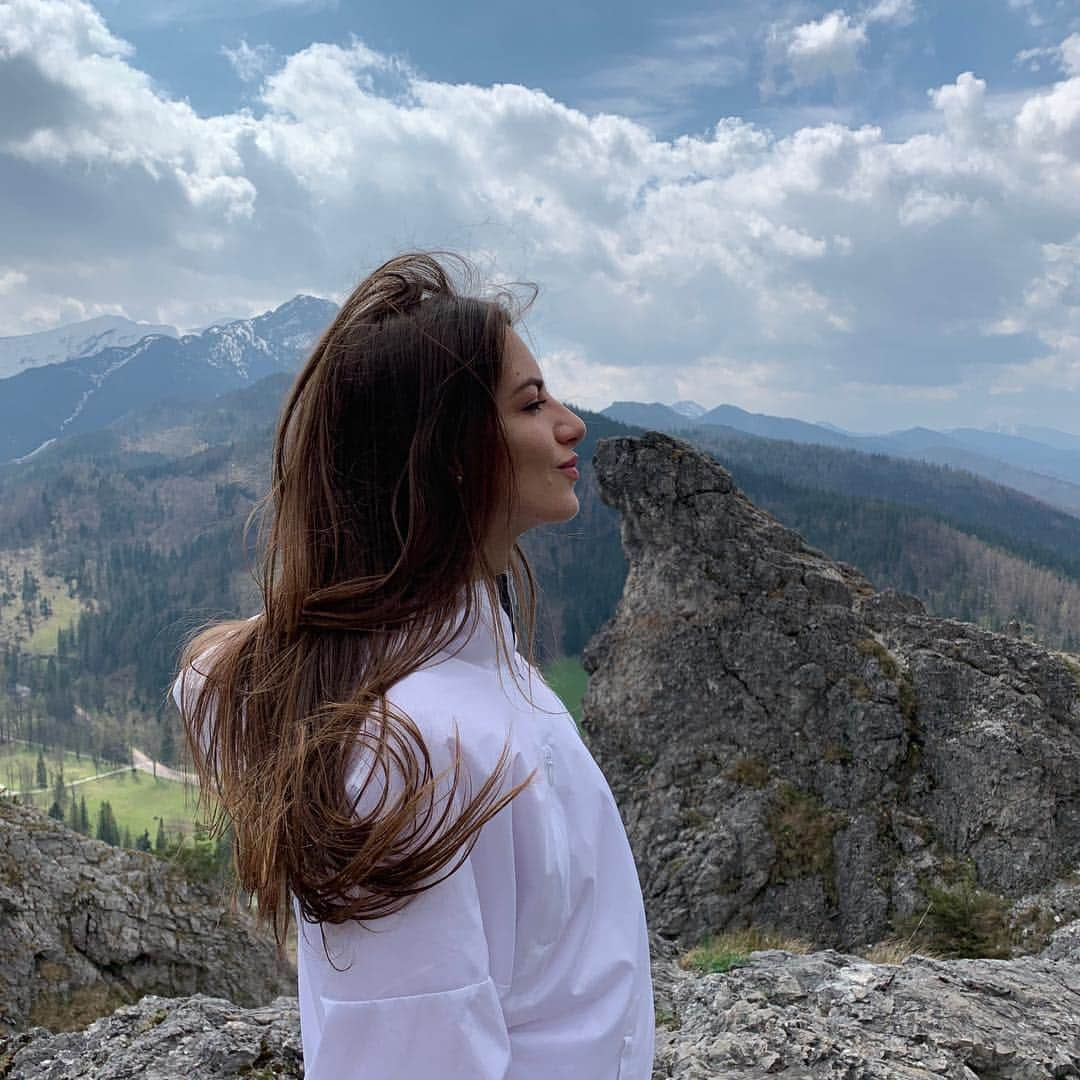 Karolina Bojarさんのインスタグラム写真 - (Karolina BojarInstagram)「Beauty of nature ⛰🐕 #loadingbatteries #mountains #hiking #nature #landscape #Tatry #bluesky #rock」5月3日 2時51分 - bojarmeow