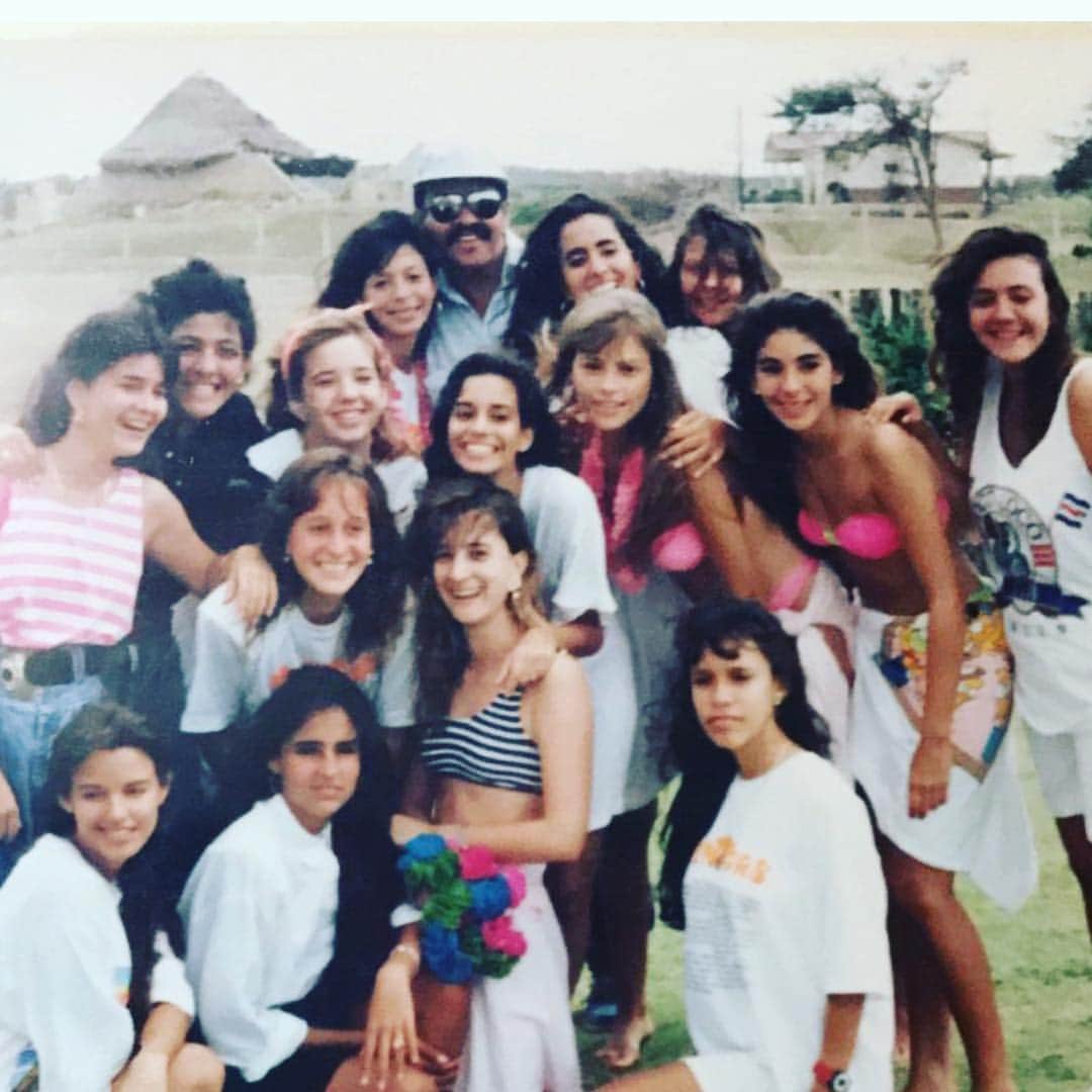 ソフィア・ベルガラさんのインスタグラム写真 - (ソフィア・ベルガラInstagram)「#tbt❤️ #Barranquilla #Seniors90 😂 #MaryMountschool」5月3日 3時01分 - sofiavergara