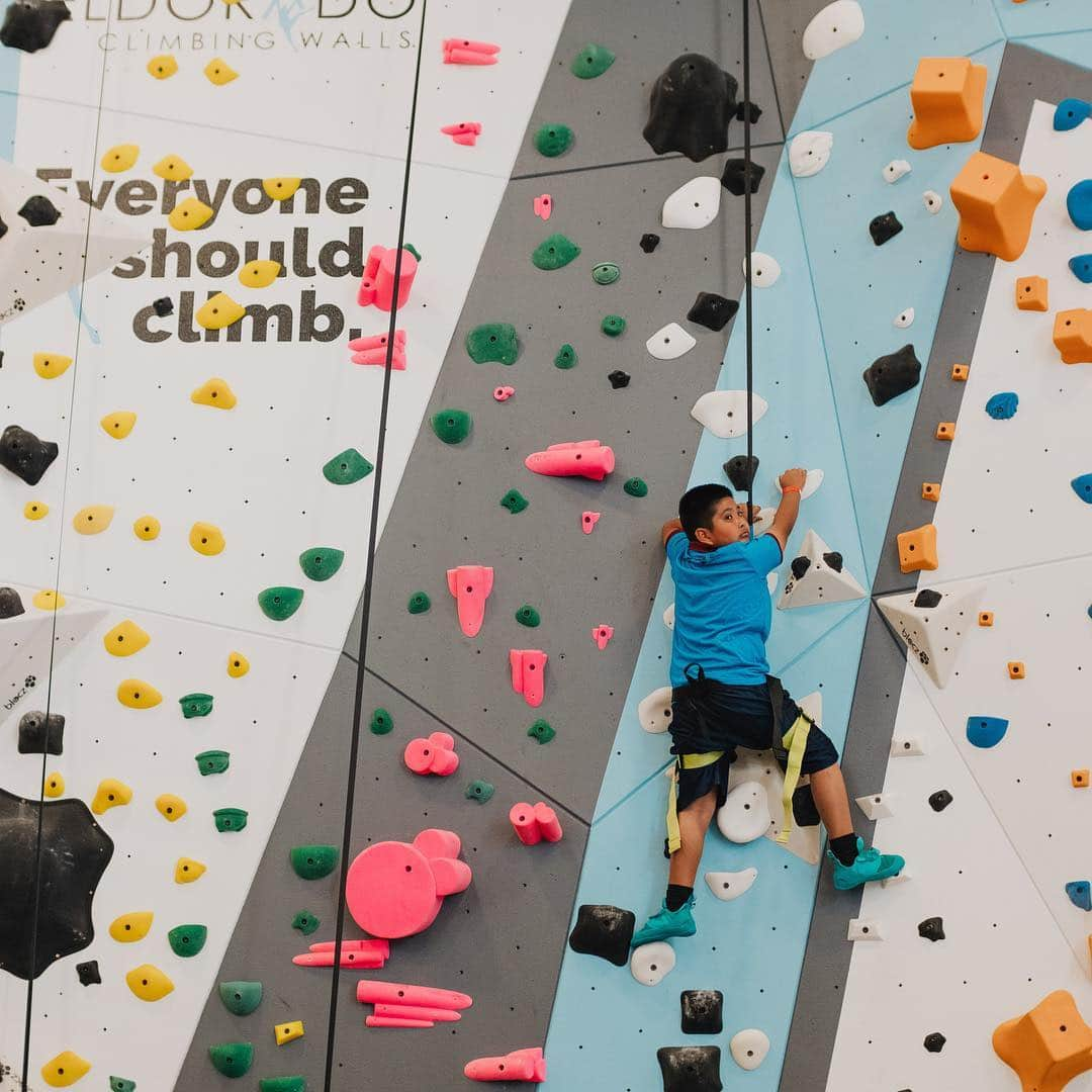 ミーガン・マーチンさんのインスタグラム写真 - (ミーガン・マーチンInstagram)「@soill and @toms have partnered with @1climb_official to help introduce 100,000 kids to climbing w/ @kjorgeson. I’m excited to be involved with such a rad group that believes in changing lives through climbing! I was enough to find climbing at a young age and it completely changed and shaped my life in such a rewarding way! TOMS provided a grant to open a wall last summer at the Variety Boys and Girls Club in LA. Now they are partnering with So iLL releasing lifestyle shoes with climbing rubber on them, and collab climbing shoes online at soillholds.com!!! Check it out ❤️❤️❤️!!!」5月3日 3時02分 - meaganmartin89