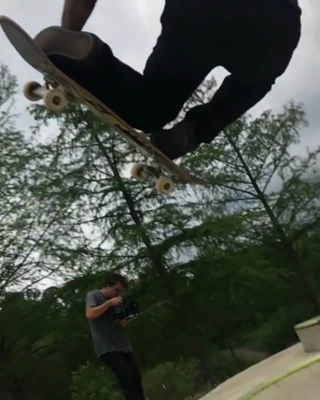 オルタモントのインスタグラム：「@dakotaservold soaring a wicked tuck knee 🦅 // 📹: @aaronjawshomoki // #CFADC」