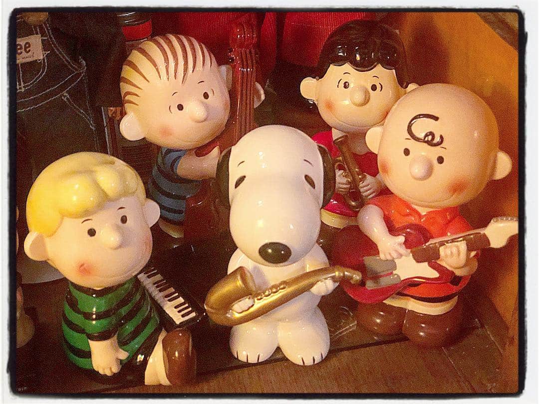 大川知英のインスタグラム：「90's PEANUTS Musician Bank 5set🇺🇸 ギターのブラウンを連れて帰ったが しっくりこないし1人じゃあ寂しいから やはりコンプ👨🏽‍✈️🚬うぴー🤡 #peanuts #musicianbank#5set #vintage #90s#1人じゃあないから #陶器オリンピック#amecajiboys  #takatsubase」