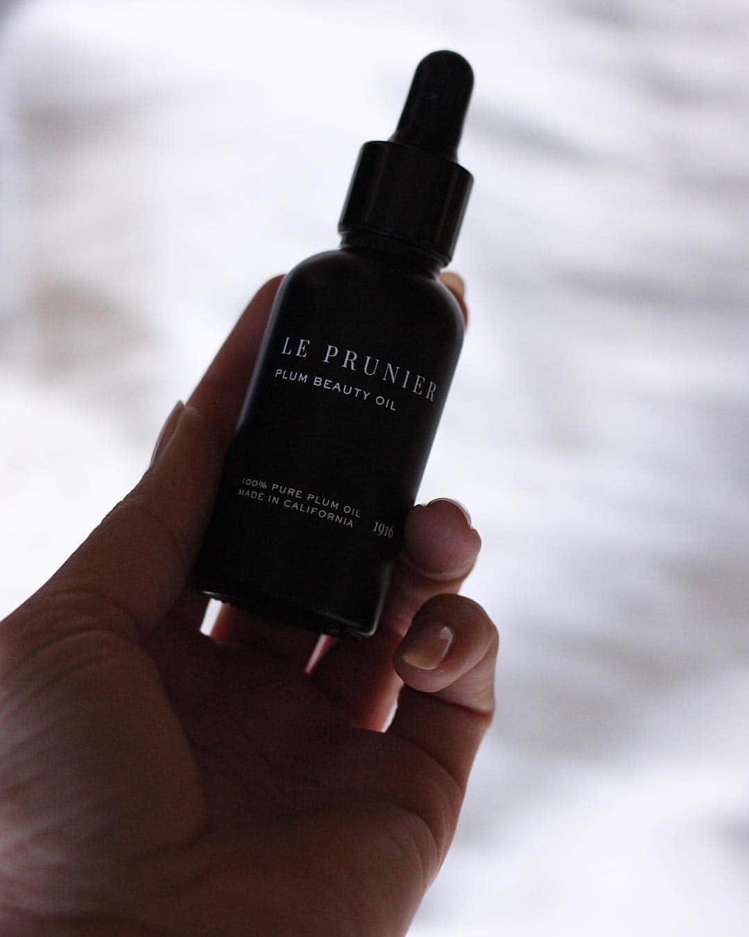 オレーシャ・ルーリンさんのインスタグラム写真 - (オレーシャ・ルーリンInstagram)「New facial oil obsession ... smells like summer and sweet plums. Lover approved 💌 . . . . . . @leprunier #sp」5月3日 3時00分 - olesyarulin