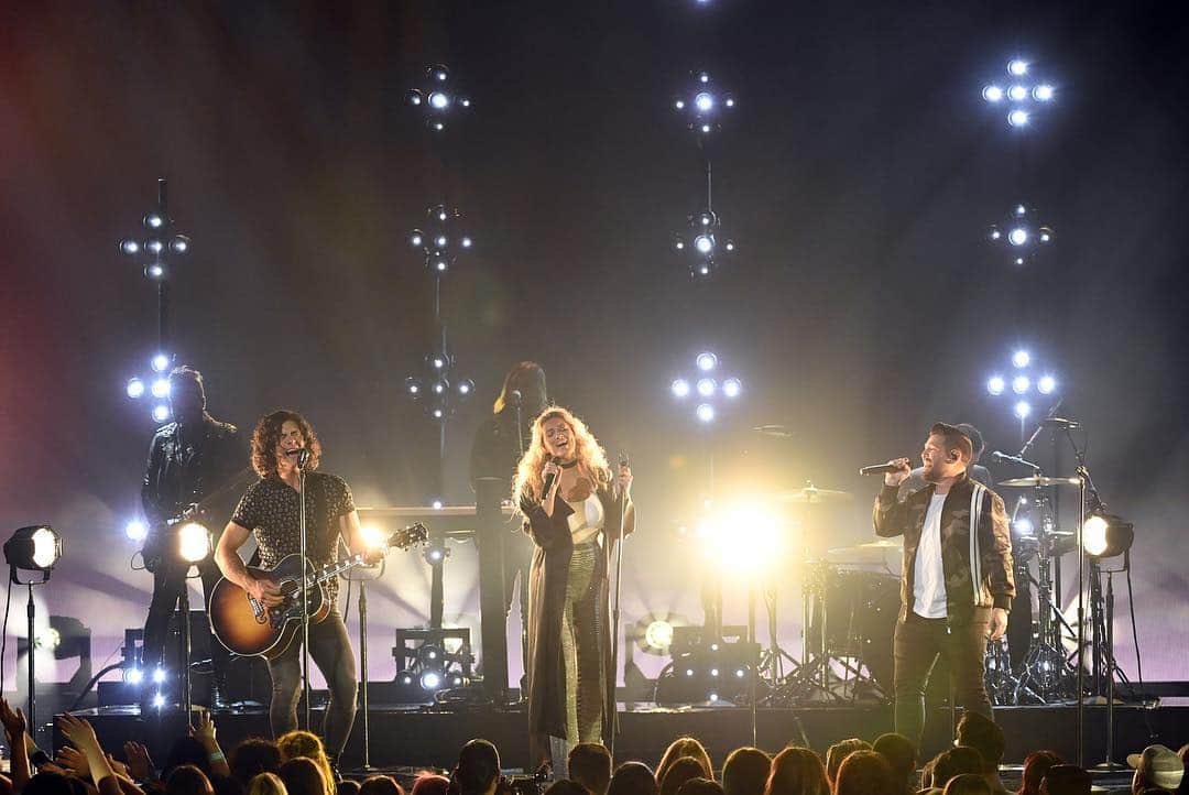 トーライ・ケリーのインスタグラム：「what a night!!! i got to perform with my friends!! @danandshay i love y’all so much; thanks for letting me sing this gorgeous song with you💕 @bbmas」