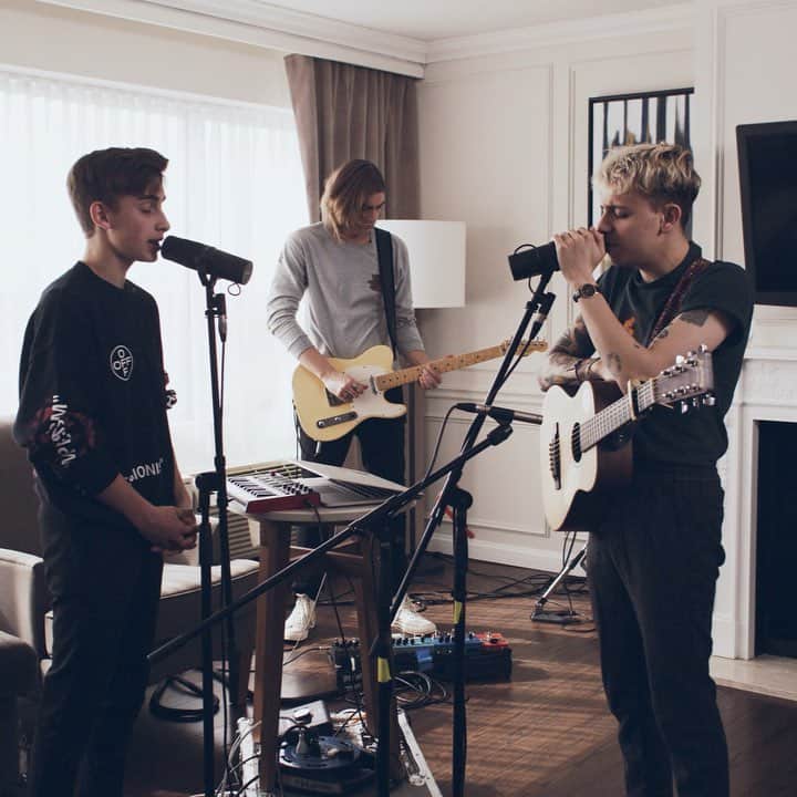 ジョニー・オーランドのインスタグラム：「did a little hotel session of “bury a friend” at the juno’s with my friend @scotthelman  full video on youtube! link in my stories🚀」