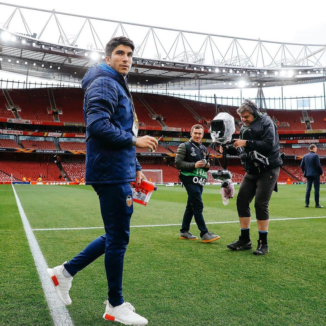 バレンシアCFさんのインスタグラム写真 - (バレンシアCFInstagram)「We came here to fight 💪🏼 . La mirada 👀 de ilusión, emoción y orgullo de @carlos10soler en el #emiratesstadium no tiene precio 😍 . ¿Cómo lleváis los nervios AFICIÓN❓🦇🦇 . #amuntvalencia #valenciacf #matchday #vcfcentenari #unsentimentetern #europaleague」5月3日 3時15分 - valenciacf