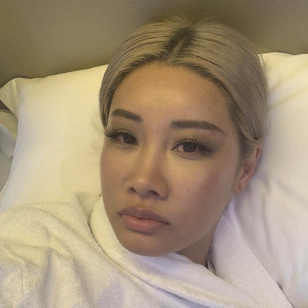 YOONさんのインスタグラム写真 - (YOONInstagram)「16hrs in Paris between 13hrs flights and now heading back to Tokyo. Seriously, I can't make it look this fresh w/out Fenty Pro Filter concealer. This shit so good it could cover up a crime. . @fentybeauty #fentybeauty #fentyfamily #profiltrconcealer #THECURE」5月3日 3時37分 - yoon_ambush