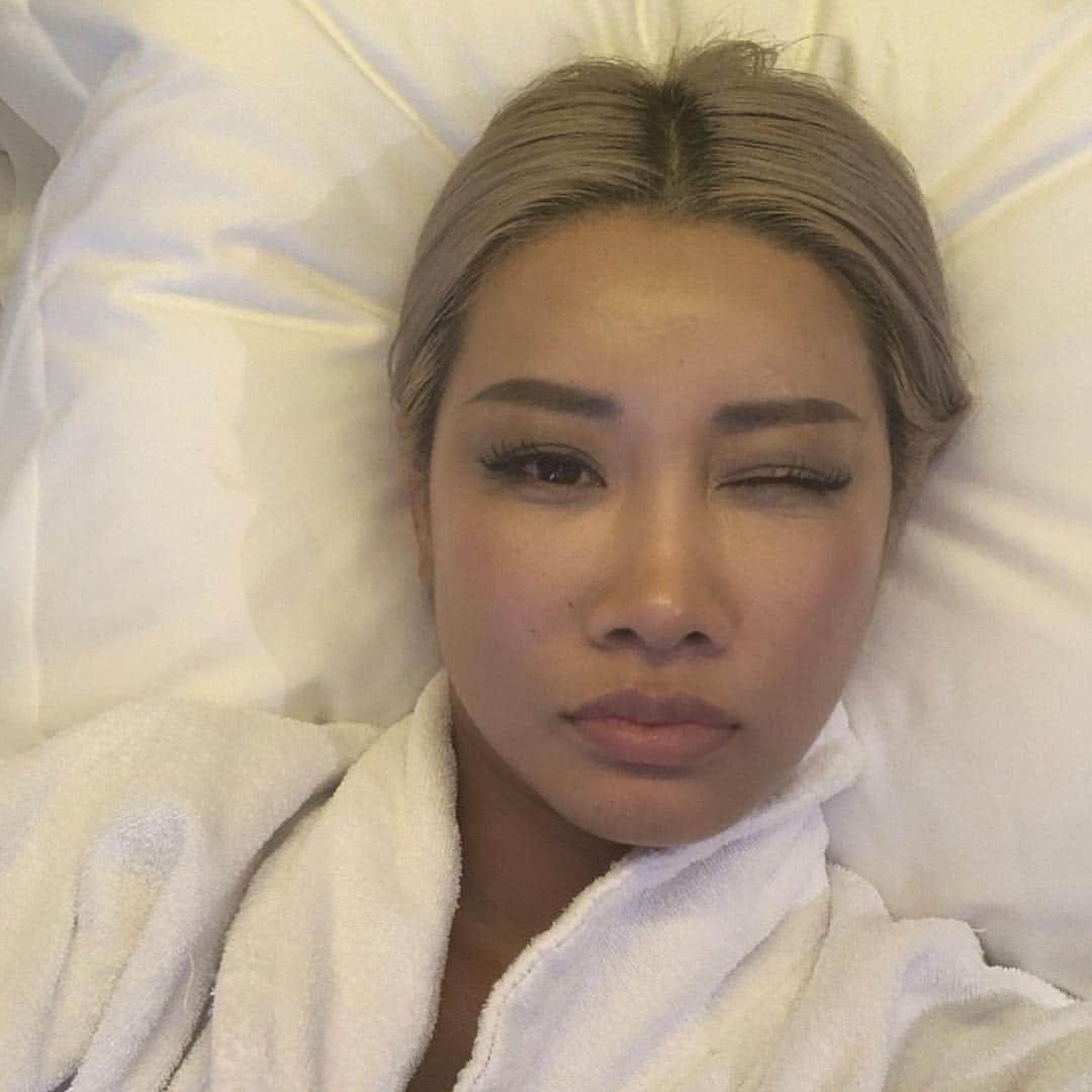 YOONさんのインスタグラム写真 - (YOONInstagram)「16hrs in Paris between 13hrs flights and now heading back to Tokyo. Seriously, I can't make it look this fresh w/out Fenty Pro Filter concealer. This shit so good it could cover up a crime. . @fentybeauty #fentybeauty #fentyfamily #profiltrconcealer #THECURE」5月3日 3時37分 - yoon_ambush