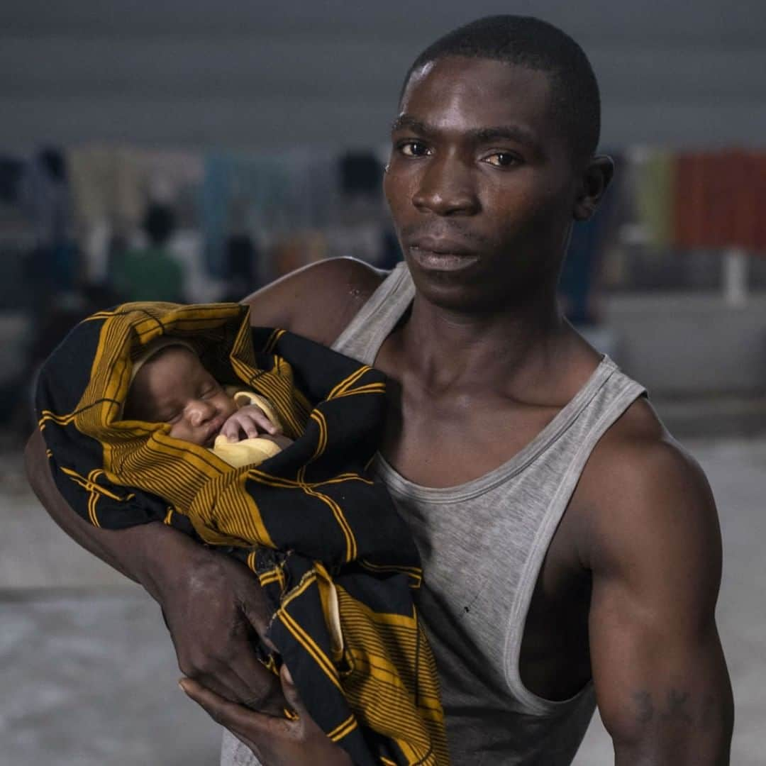 unicefさんのインスタグラム写真 - (unicefInstagram)「Azamo holds his one-month-old daughter Marrietta at a temporary shelter for people who’ve fled their homes due to flooding caused by #CycloneKenneth.  We’re doing everything we can to help families and children in Mozambique. © UNICEF/UN0306859/De Wet」5月3日 3時45分 - unicef