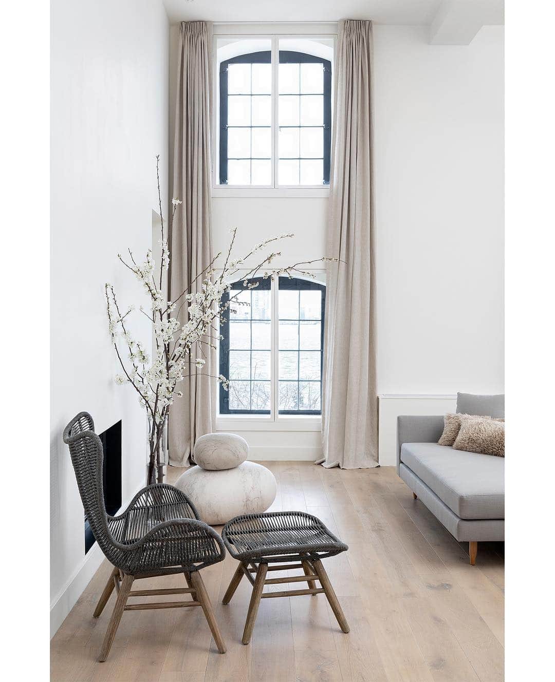 エリン フェザーストンのインスタグラム：「One of my favorite views inside my NYC reno. Thank you @theshadestore for dressing my windows so beautifully! #loveyourwindows #thefetherednest 📷@selliottphoto」