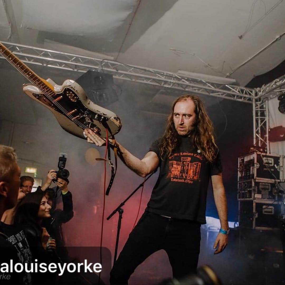 A Place to Bury Strangersのインスタグラム：「#Repost @annalouiseyorke ・・・ @aptbs at @testpressingfestival 🎸 @badvibesuk」
