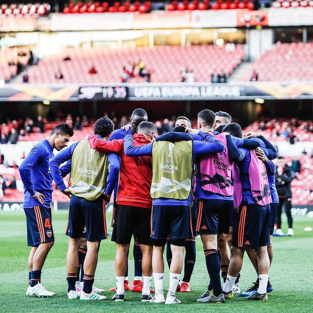 バレンシアCFさんのインスタグラム写真 - (バレンシアCFInstagram)「Our road to the final starts NOW! ⚽️ . A 1️⃣8️⃣0️⃣ minutos de LA FINAL @europaleague 🏆 . VAMOOOOOOSSSSSS 🦇🦇🦇🦇🦇 . #amuntvalencia #valenciacf #matchday #vcfcentenari #unsentimentetern #europaleague」5月3日 3時58分 - valenciacf