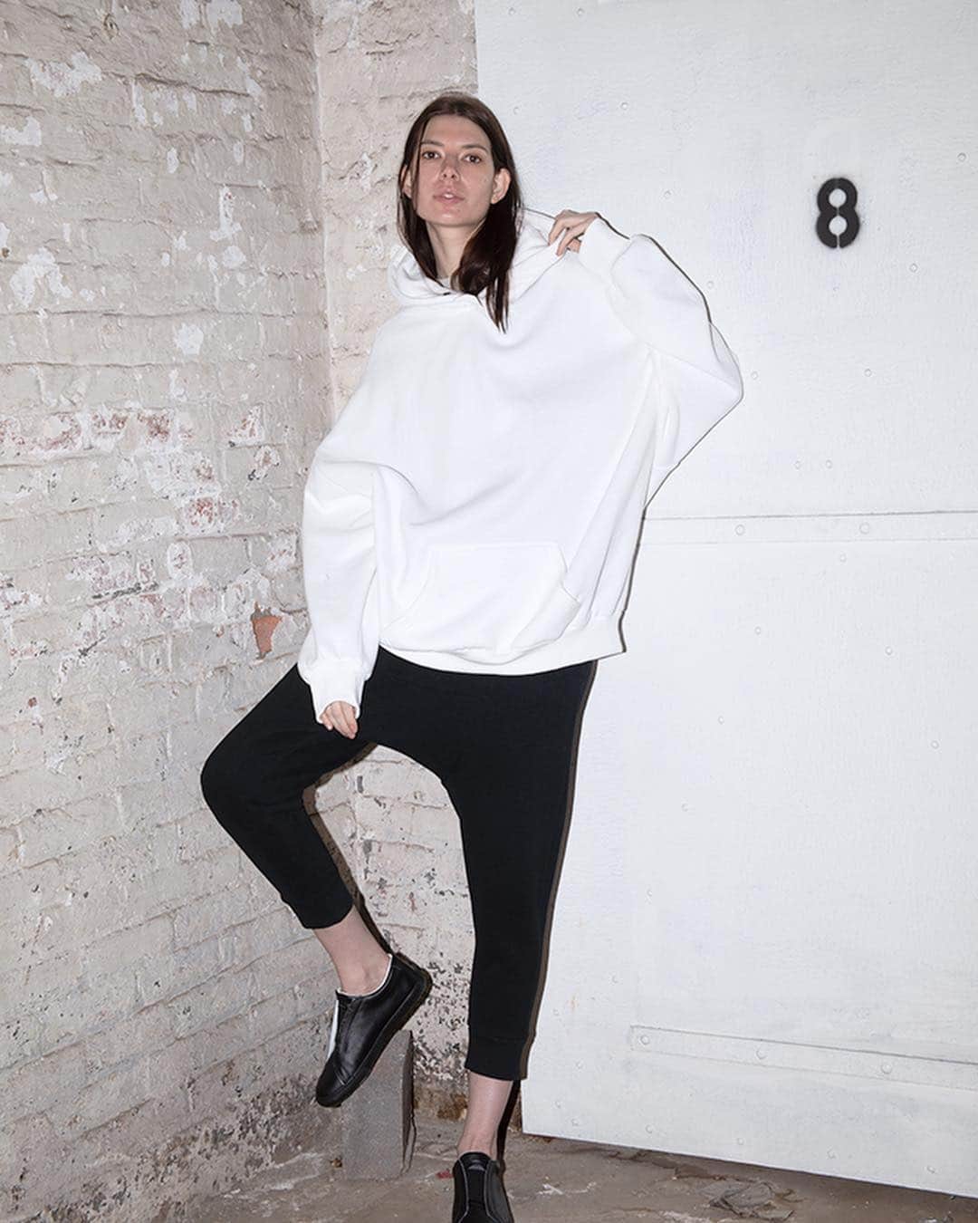 オーク ニューヨークのインスタグラム：「@zileabeth in the AOK Oversized Hoodie in Ivory ✌️🌚🌿」