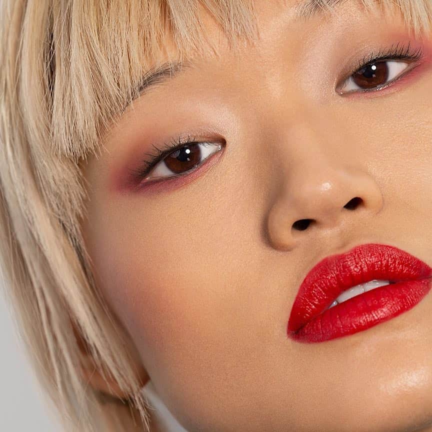 Smashboxのインスタグラム：「Get the 🔥 look.  @areyoukitty wears Original Photo Finish Smooth & Blur Primer, Ablaze Cover Shot Eyeshadow Palette, Cali Kissed Highlight + Blush Palette, Studio Skin 24 Hour Hydra Foundation in 1.2, and Be Legendary Lipstick in Get Fired. ✨」