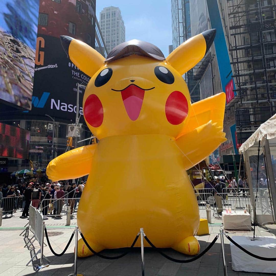 のインスタグラム：「Spotted in Times Square: The biggest pair of Pikachu ears we’ve ever seen! This is a sure sign that we’ve found the #DetectivePikachuPremiere!  Never fear if you’re not in Manhattan, Trainers—we’re on the case!  Swipe ➡️ to investigate the scene. 🔎⚡️ #DetectivePikachu」