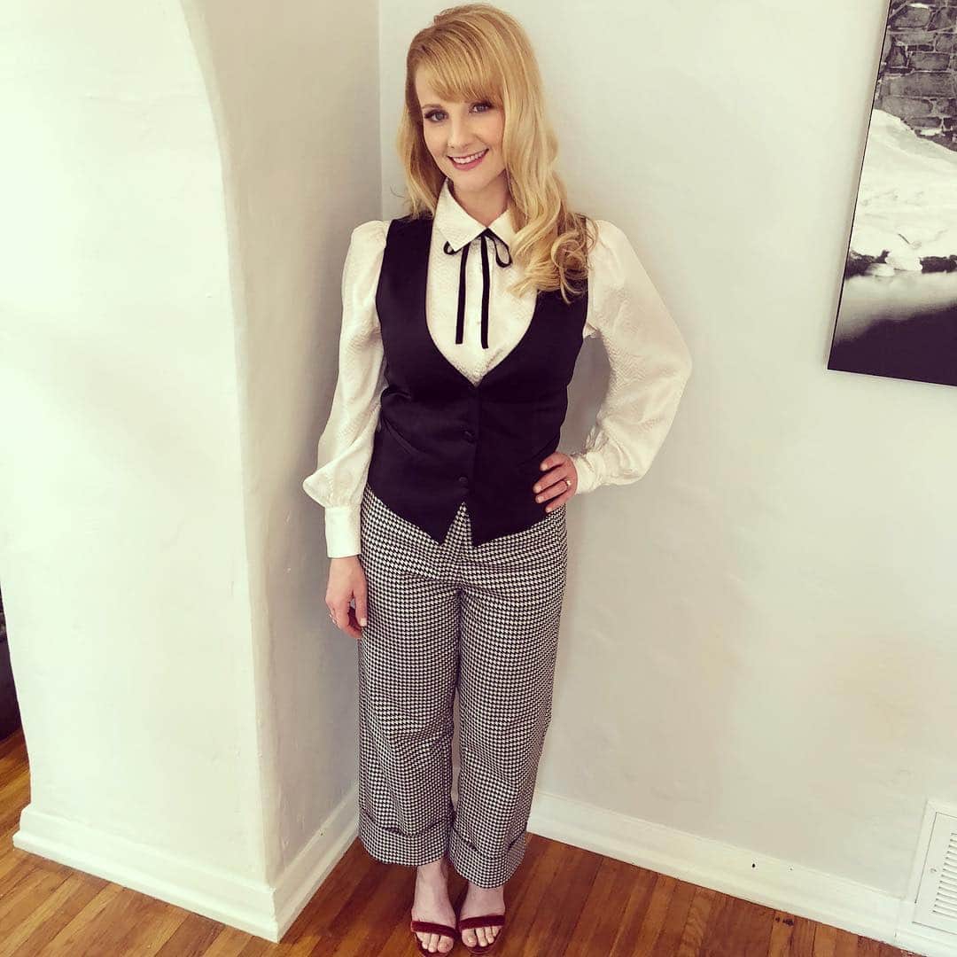 メリッサ・ラウシュのインスタグラム：「Shoutout to these terrific people for my lewwwk yesterday morn: Styling by the gifted lewk master: @kevinmichaelericson 💝 Hair/makeup: My dear friends @jenniferguerrerohair & @barbi_fonte who have been responsible for Bernadette’s hair and makeup as well as hours and hours of conversations in the chair I will hold dear to my heart always. 💖」