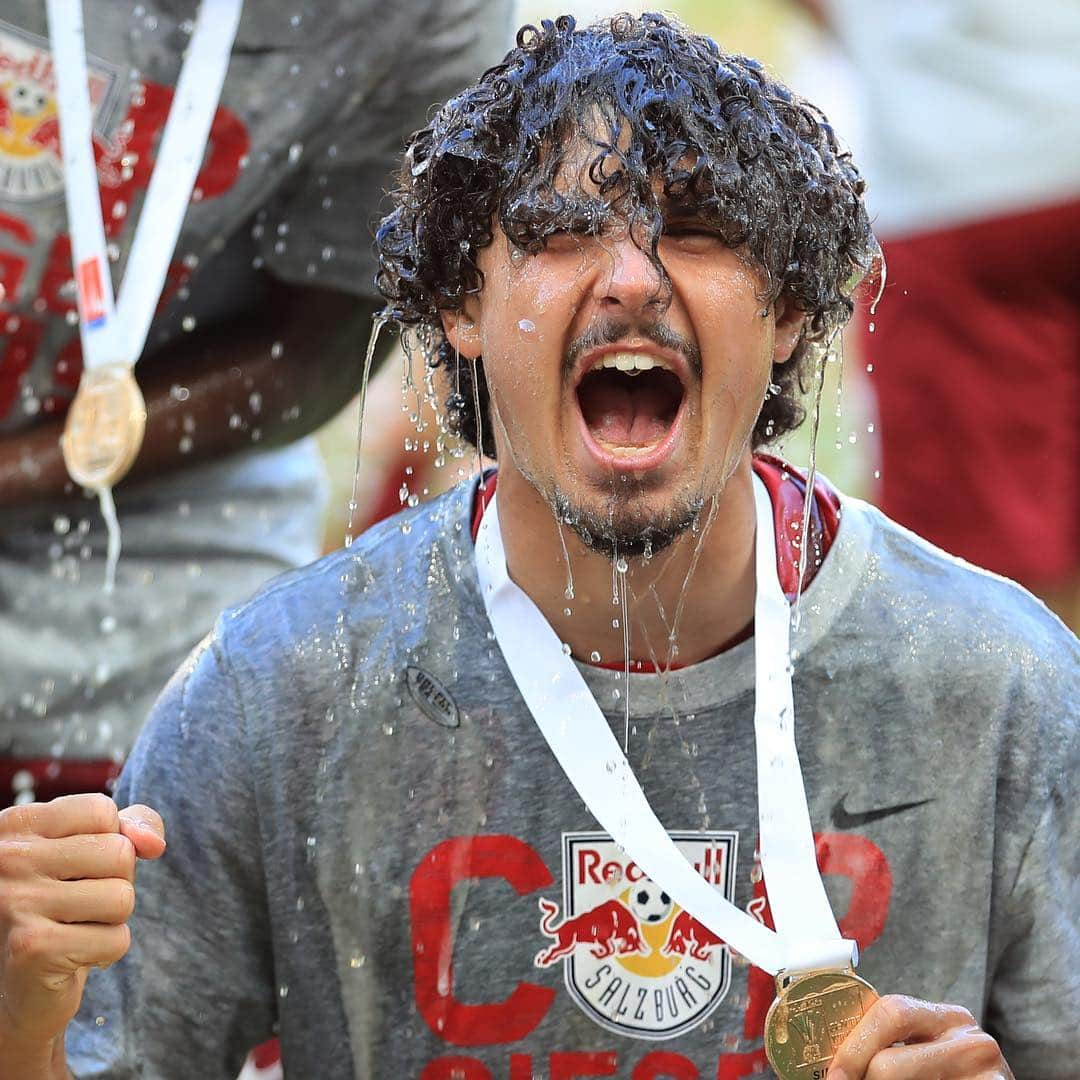 アンドレ・ラマーリョさんのインスタグラム写真 - (アンドレ・ラマーリョInstagram)「Bierdusche / Banho de cerveja 🤷🏻‍♂️🍺🏆 #oefbpokalsieger #campeão #copadaaustria #fcredbullsalzburg #wirsindteam #wirsindzukunft #mentalität #believe #acredite #bierdusche #banhodecerveja #triplebr」5月3日 4時13分 - ramalho92