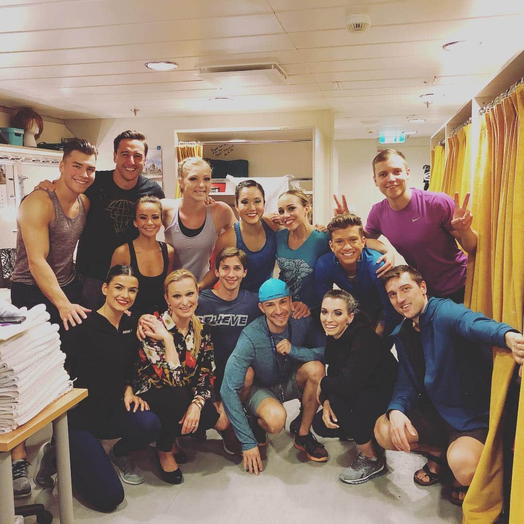 ティモシー・ドレンスキーのインスタグラム：「And we’re open! Thanks @sarithefin for teaching us the show! Couldn’t have picked a more awesome group of people to be a part of. #1977 #symphonyoftheseas」