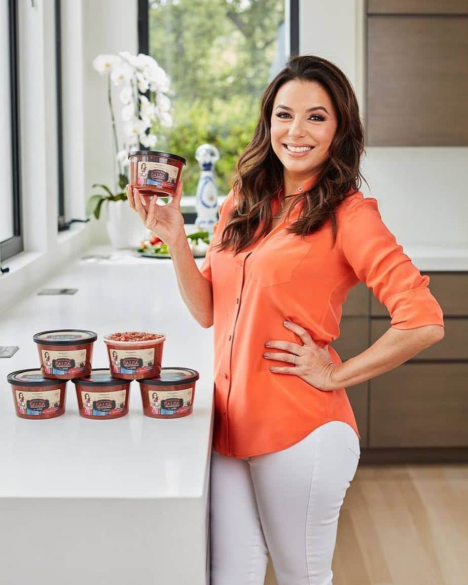 エヴァ・ロンゴリアさんのインスタグラム写真 - (エヴァ・ロンゴリアInstagram)「I know how I will be celebrating Cinco de Mayo – digging into my NEW Eva’s Kitchen Cantina Style Salsa at @HEB. I am so excited to share this authentic Texas recipe with y’all! Available exclusively in select H-E-B stores in the produce department 💃🏻」5月3日 4時16分 - evalongoria