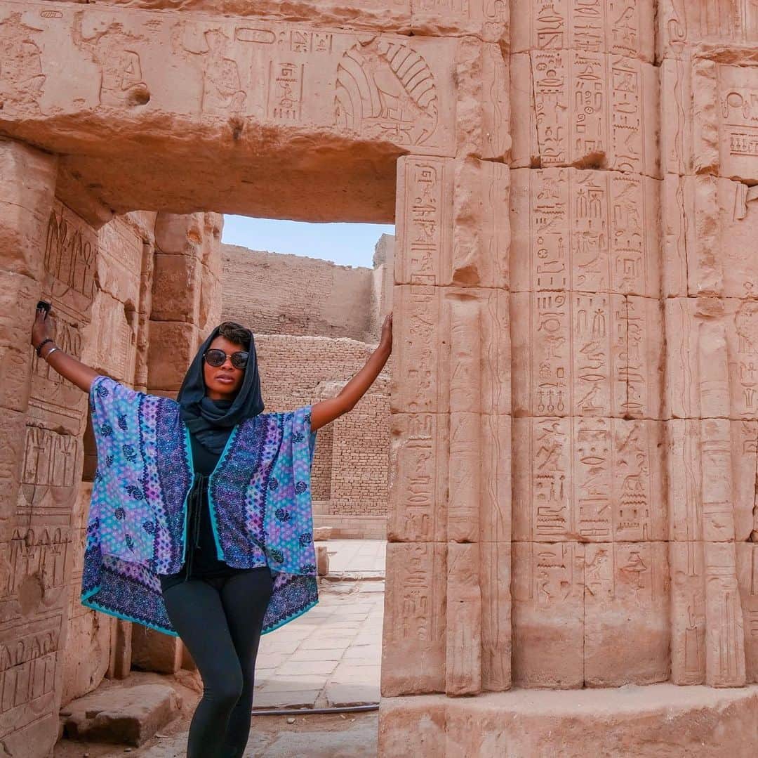 シャノーラ・ハンプトンのインスタグラム：「Thinking of my magical trip to #Egypt this TBT! #standtall」