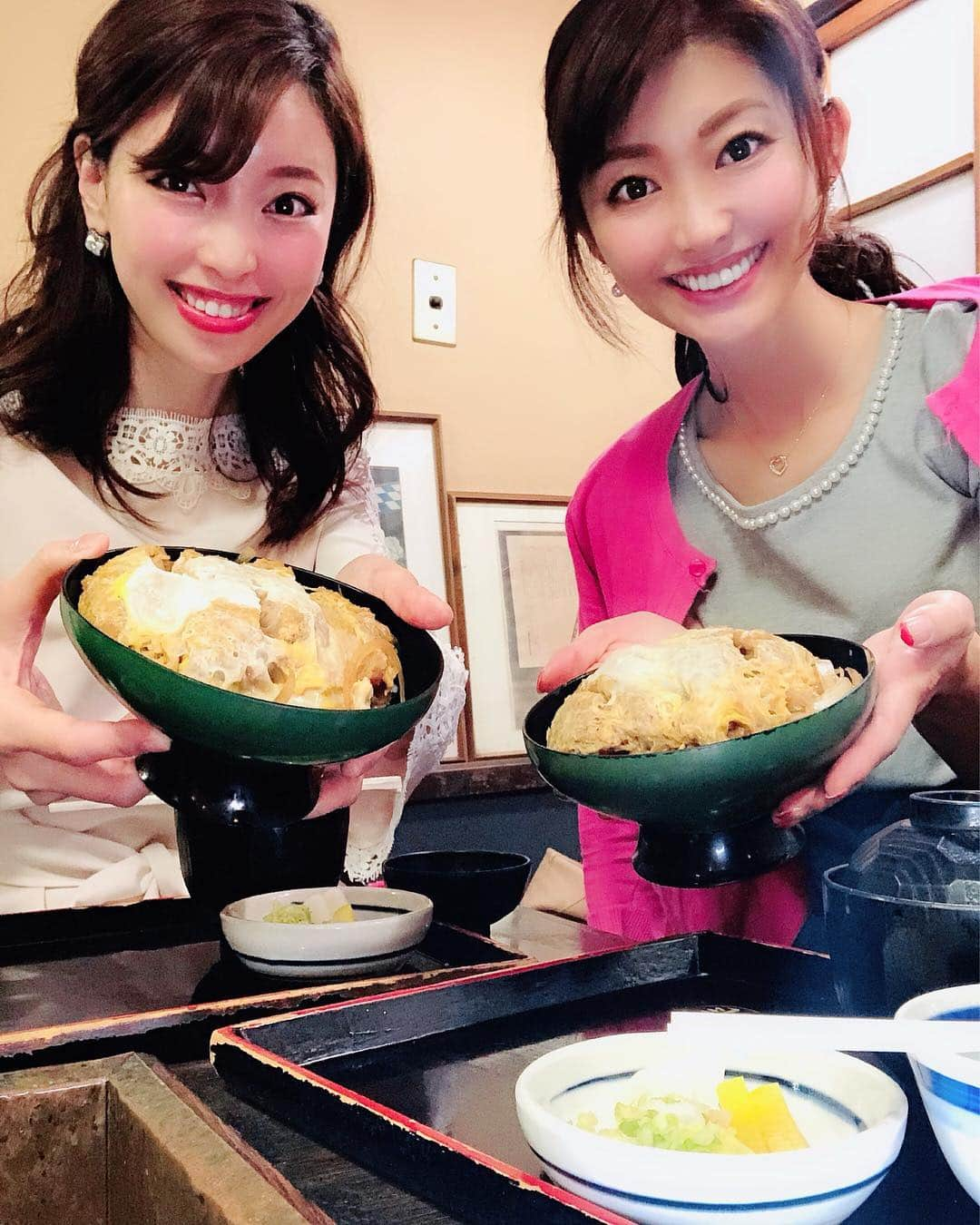 織田千穂さんのインスタグラム写真 - (織田千穂Instagram)「明治創業の老舗翁庵行けました❤️ とても雰囲気のある素敵なお店✨ お蕎麦でも有名なので 平成最後の年越しそばを…とも思ったけど かつラーとしましては(⚠️ヅラじゃないよ) 日々、カチュチャは山ほどしてるけれどw 久々にカツ丼にしました💕 * 囲炉裏もあってテレビもあって 何だか気分は大晦日に…w 噂通り絶品カツ丼でした❤️ * カツ丼を前に目がギラギラ✧︎になってるけど このギラ付きはアプリ効果です🙏 ✼••┈┈┈┈┈┈┈┈┈┈┈┈┈┈┈┈••✼ #翁庵上野 #翁庵 #カツ丼 #dinner #女子会 #ootd  #上野グルメ#japanesestyle #晩ごはん#飯テロ #夜ごはん #カチュチャ #食べスタグラム #megurofood #instafood #上野 #followme #japanesefood #foodstagram #フードスタグラム #gourmet #foodoftheday #instafoodpic #instafoodie #foodlovers #食スタグラム #グルメ好きな人と繋がりたい #foodporn #foodpic #instafoodporn @queen.lupis ピアス(v0614) ✼••┈┈┈┈┈┈┈┈┈┈┈┈┈┈┈┈••✼」5月3日 4時37分 - chihoda