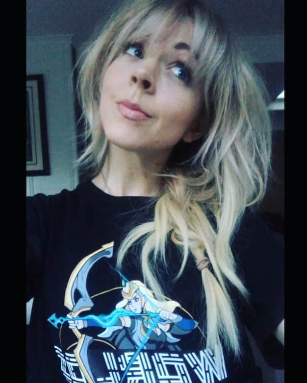 リンジー・スターリングさんのインスタグラム写真 - (リンジー・スターリングInstagram)「Who would be excited if I did a project with @leagueoflegends? #leagueoflegends」5月3日 4時37分 - lindseystirling